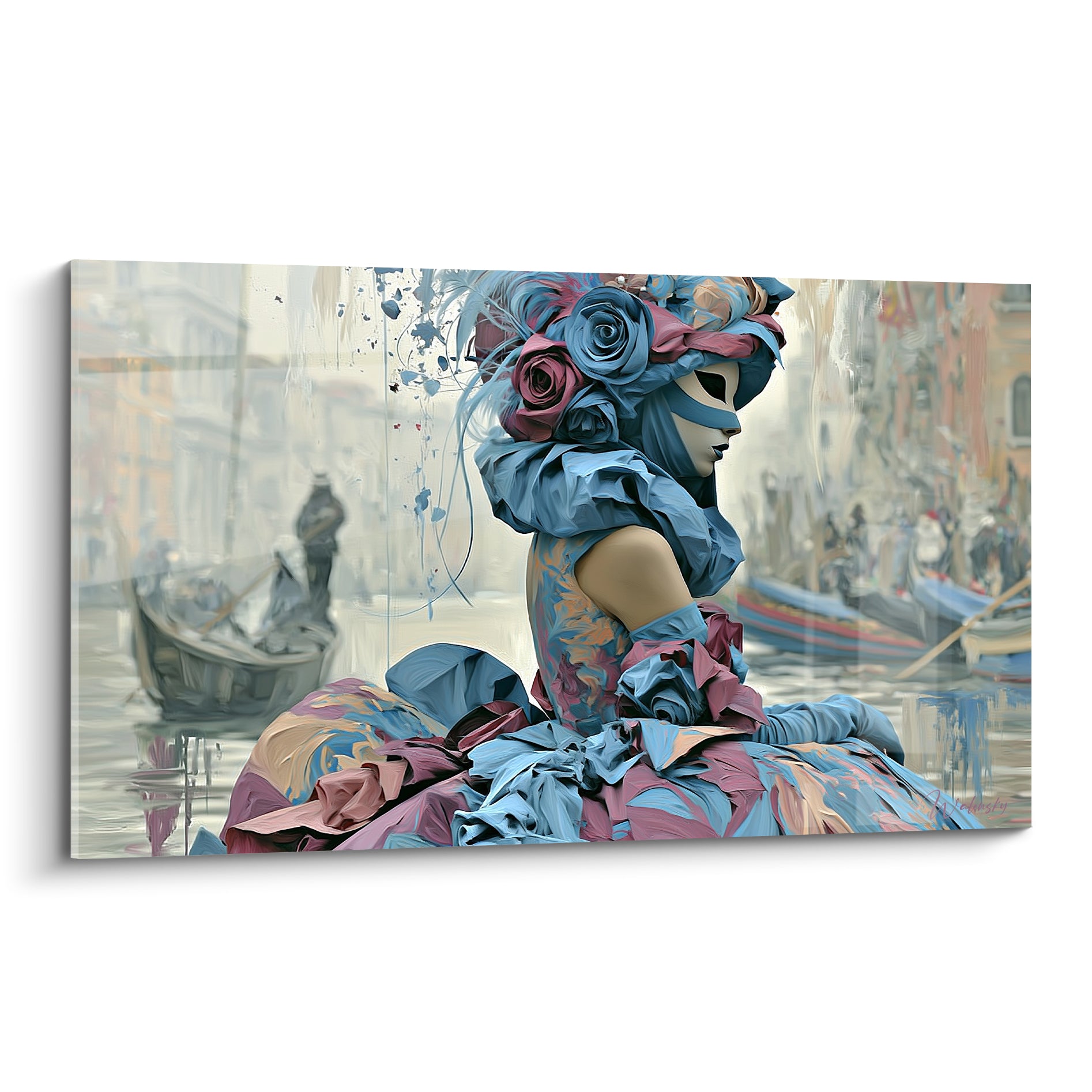 Masque vénitien ivoire orné de roses bleu poudré et rose ancien devant un canal brumeux