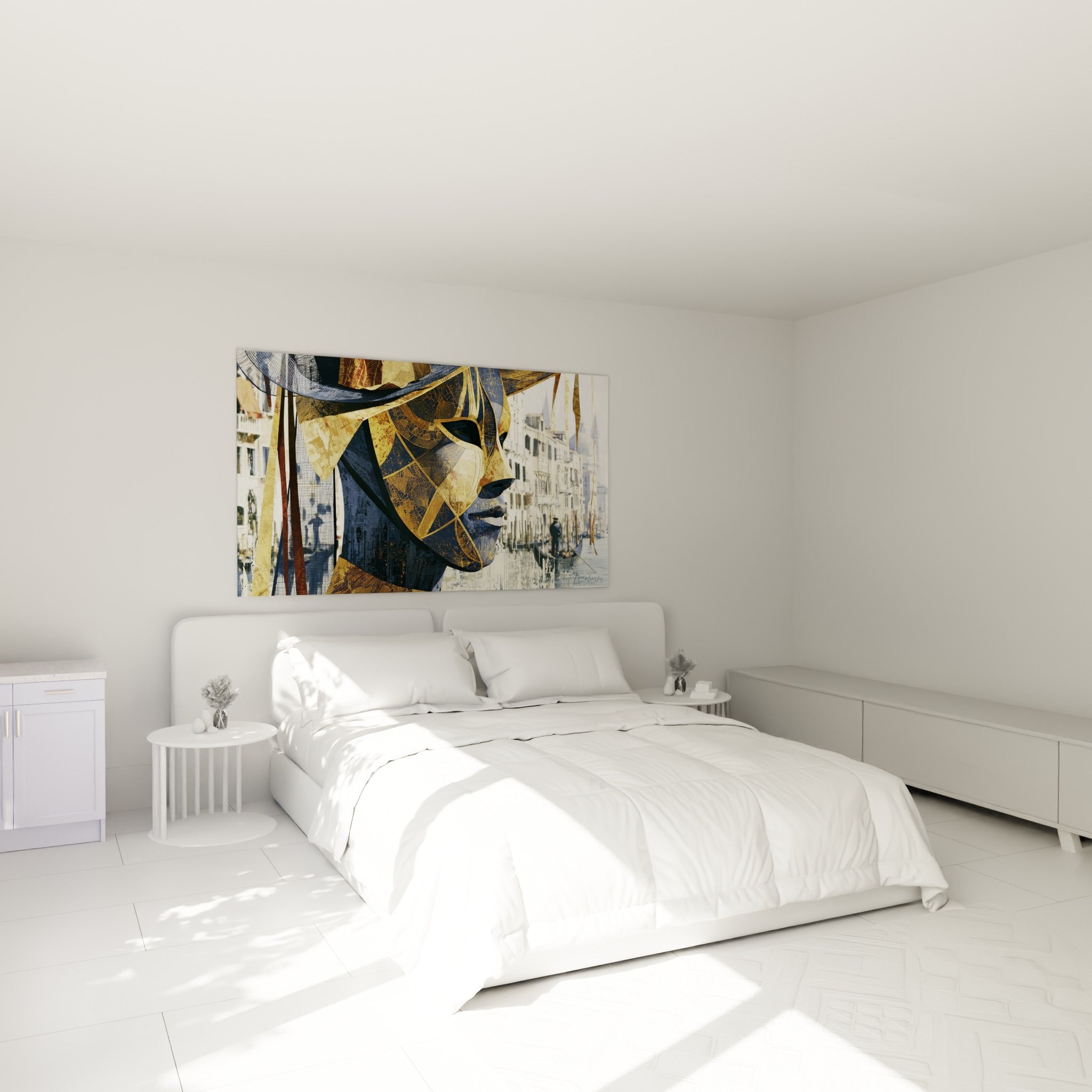 Visage masqué doré et bleu marine surplombant un lit dans une chambre claire
