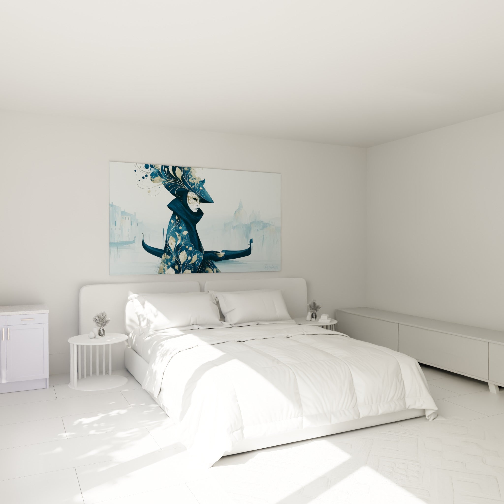 Personnage masqué bleu marine et doré, œuvre vénitienne au-dessus d'un lit dans une chambre claire
