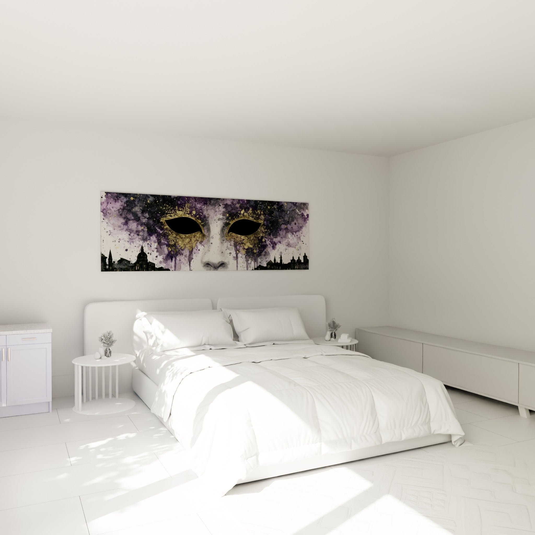 Regard vide du masque de Venise violet et doré placé au-dessus d'un lit dans une chambre claire
