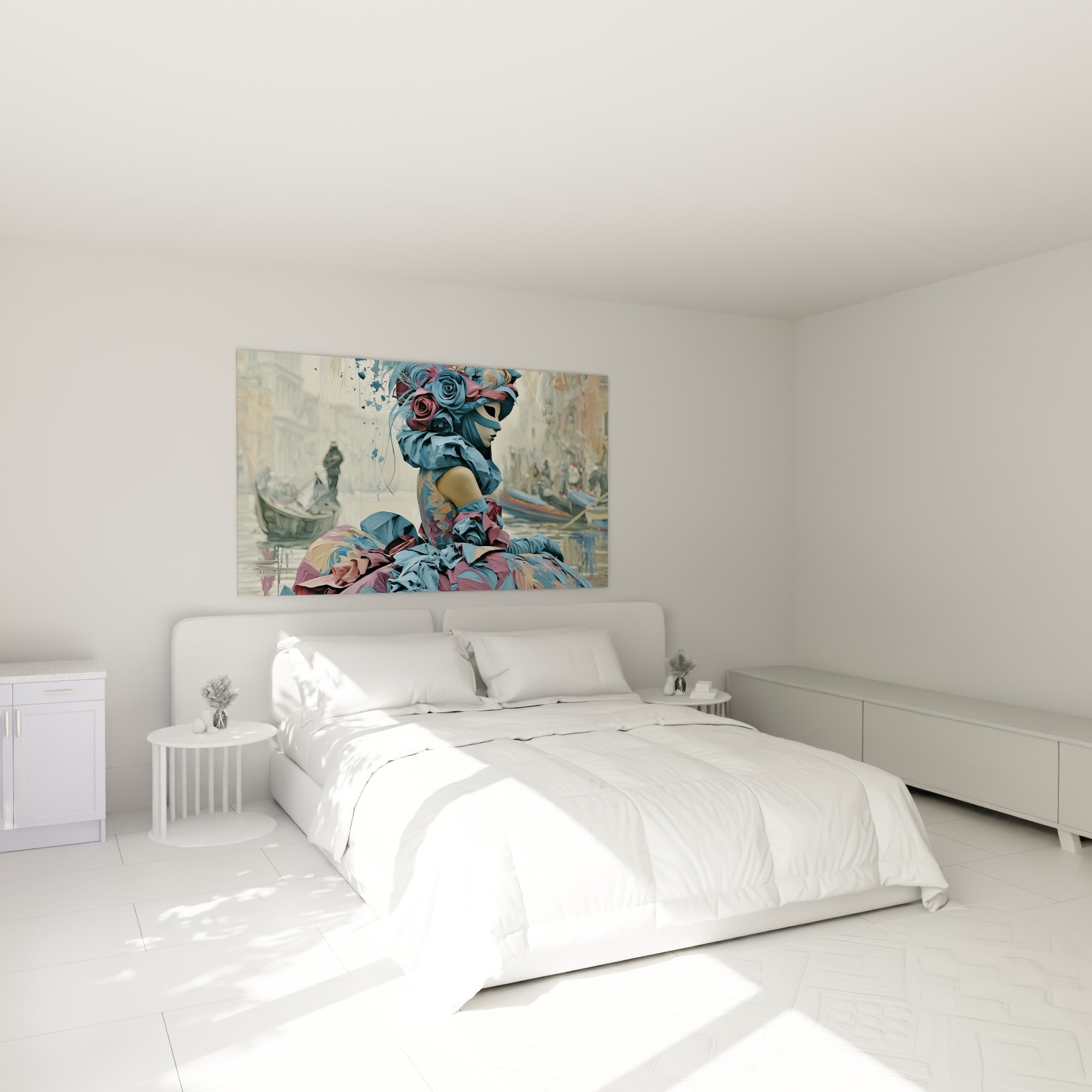 Silhouette masquée aux drapés bleus et roses, accrochée au-dessus d'un lit dans une chambre claire