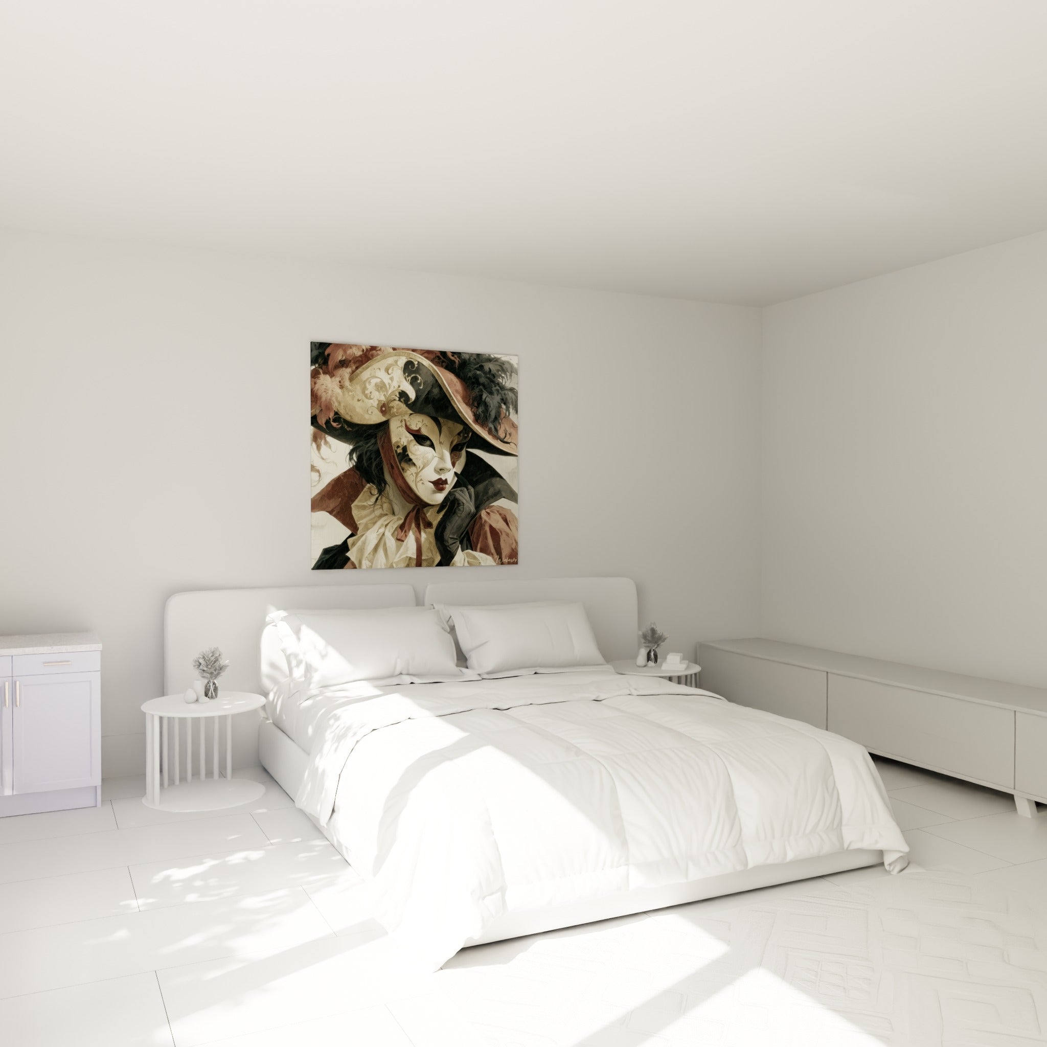 Visage masqué ivoire et bordeaux orné de plumes noires, accroché au-dessus d'un lit dans une chambre claire
