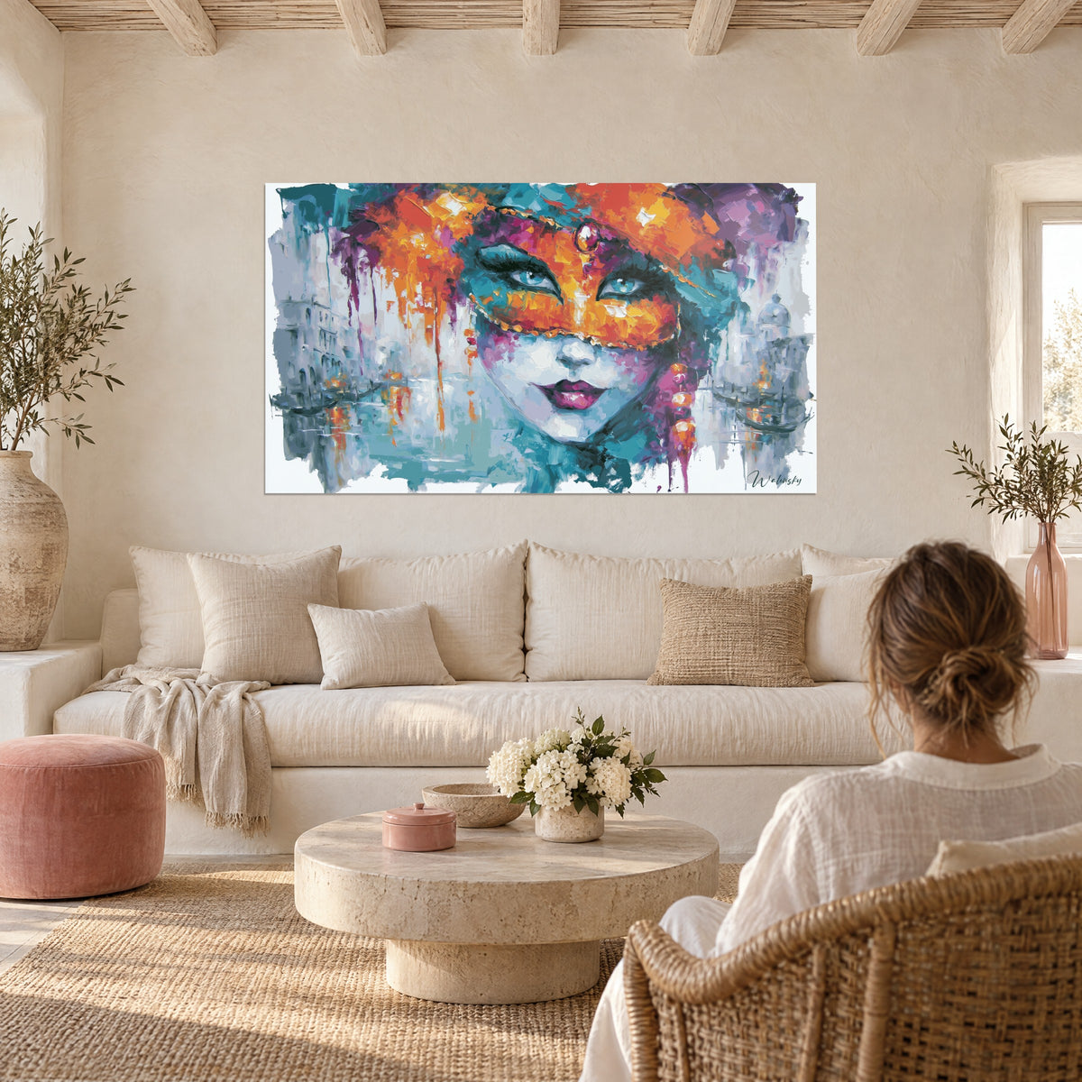 Πίνακας μασκοφόρος Βενετσιάνος με γαλάζια μάτια, πορτοκαλί και τυρκουάζ, ροζ διακοσμητικό στο μέτωπο, πάνω από καναπέ σε φωτεινό σαλόνι