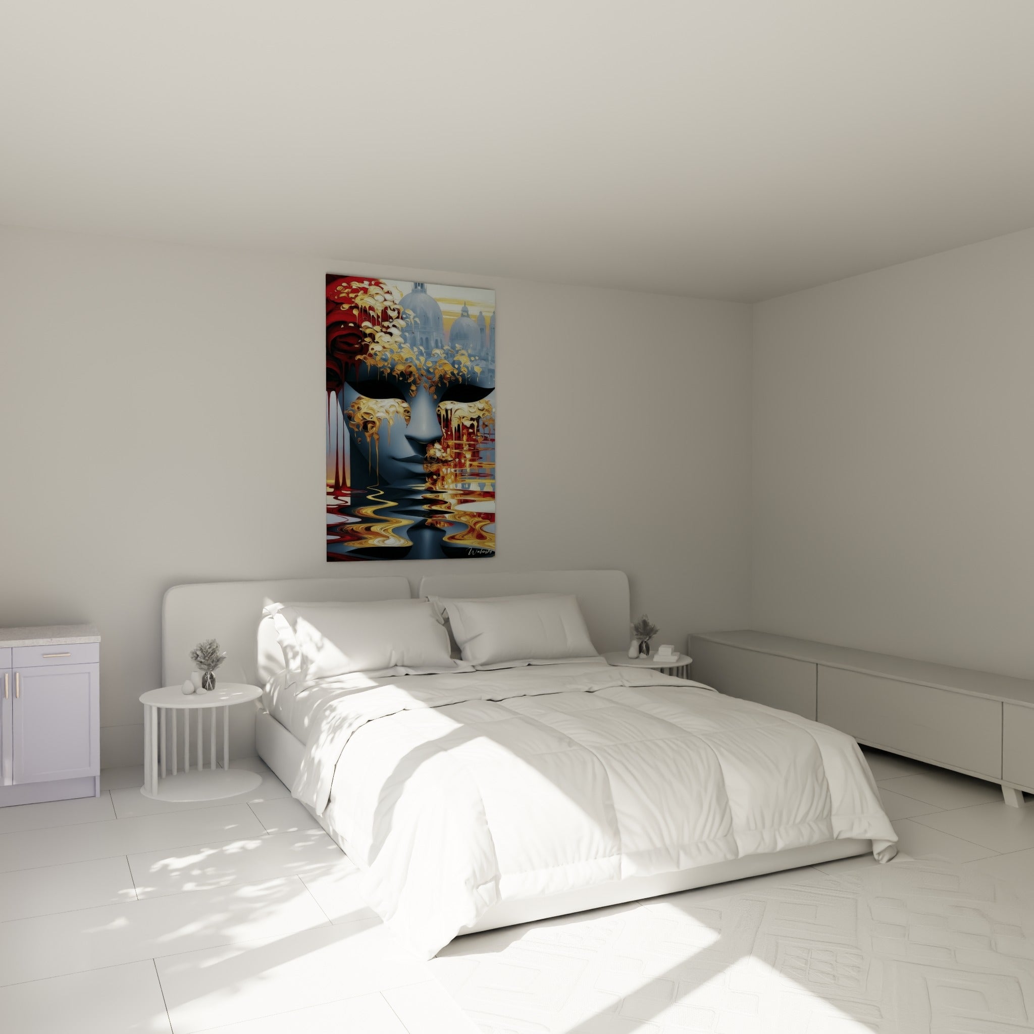 Visage vénitien doré et gris fondu en coulures au-dessus d'un lit dans une chambre claire