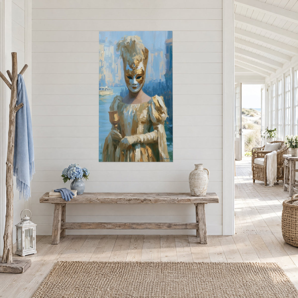 Quadro dama mascherata in abito crema e oro su sfondo di laguna blu, appeso in una casa sul mare