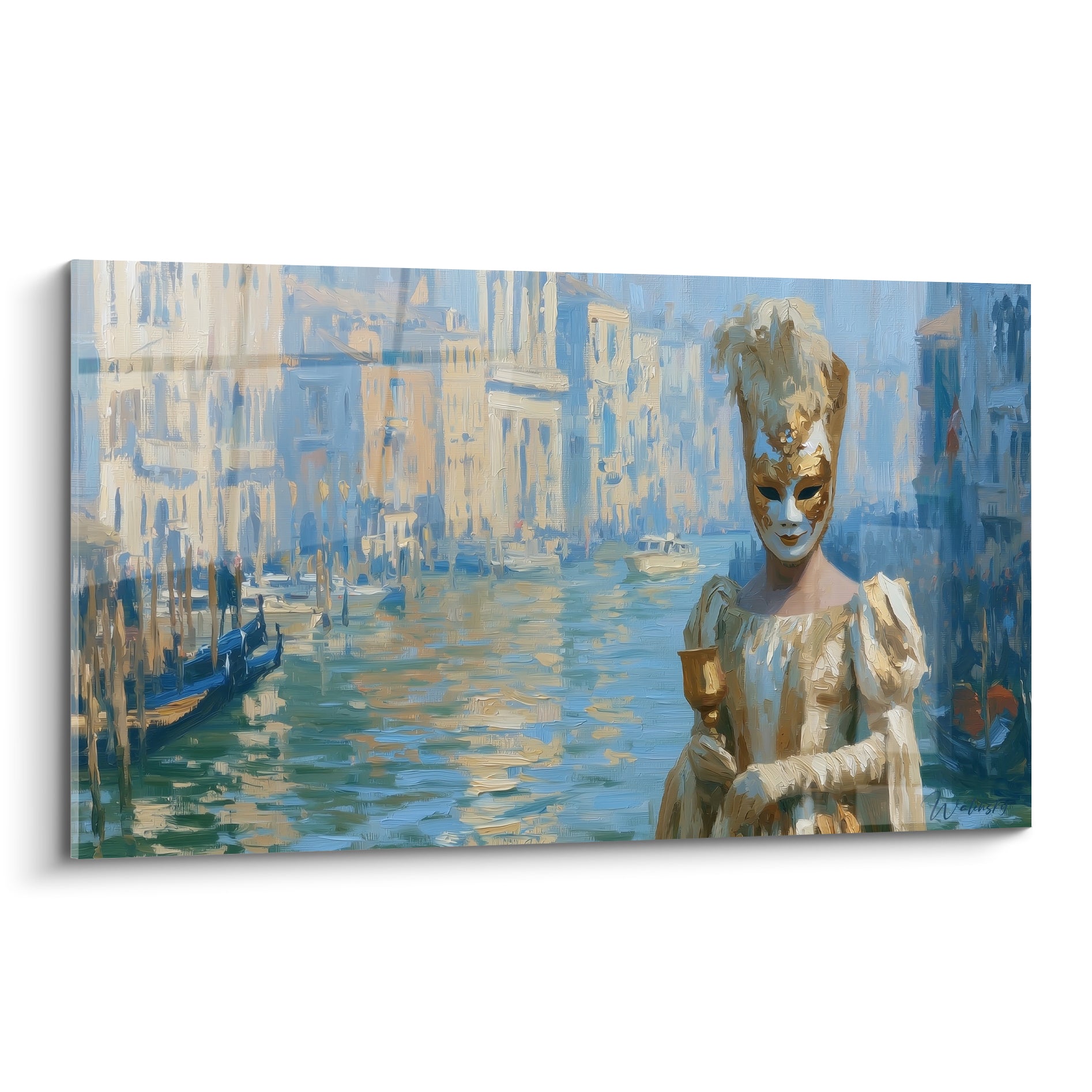 Masque de venise doré et costume ocre se dressant devant le Grand Canal bleu pastel
