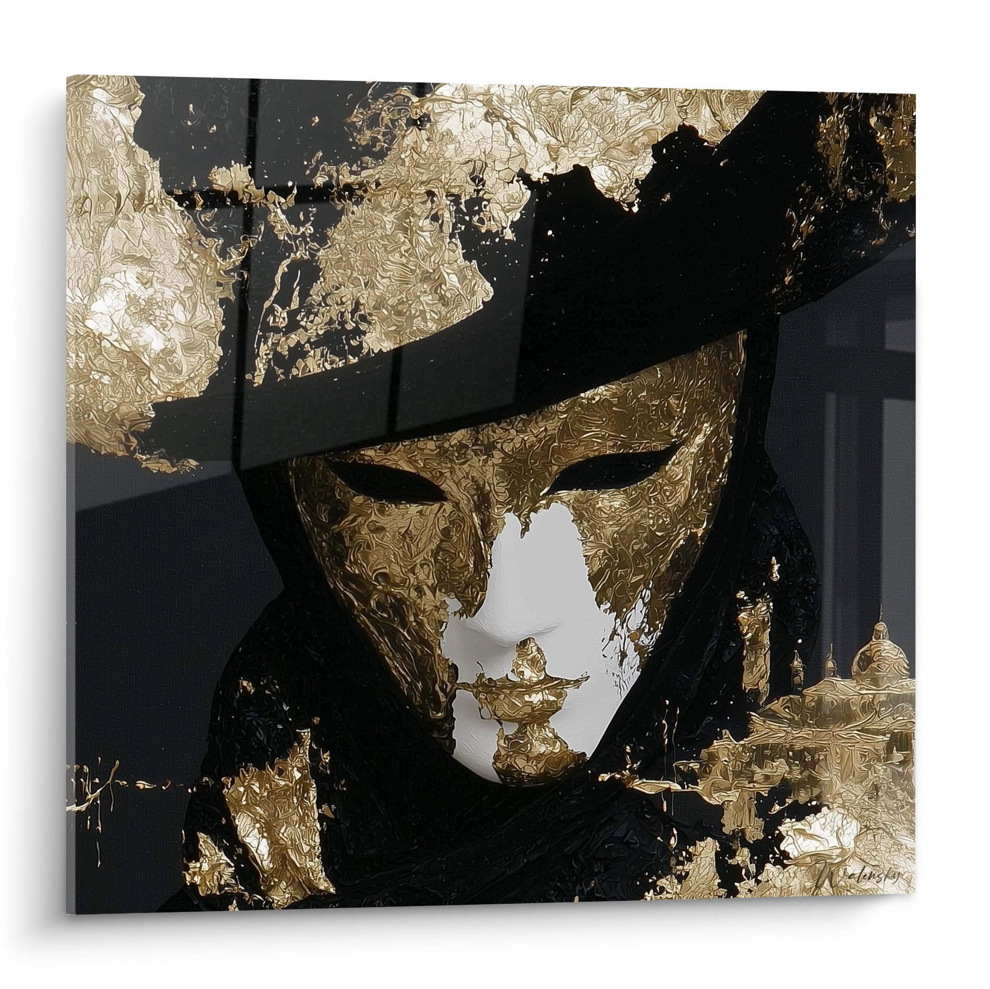 Masque de venise doré et capuche noire, visage blanc mystérieux au regard voilé