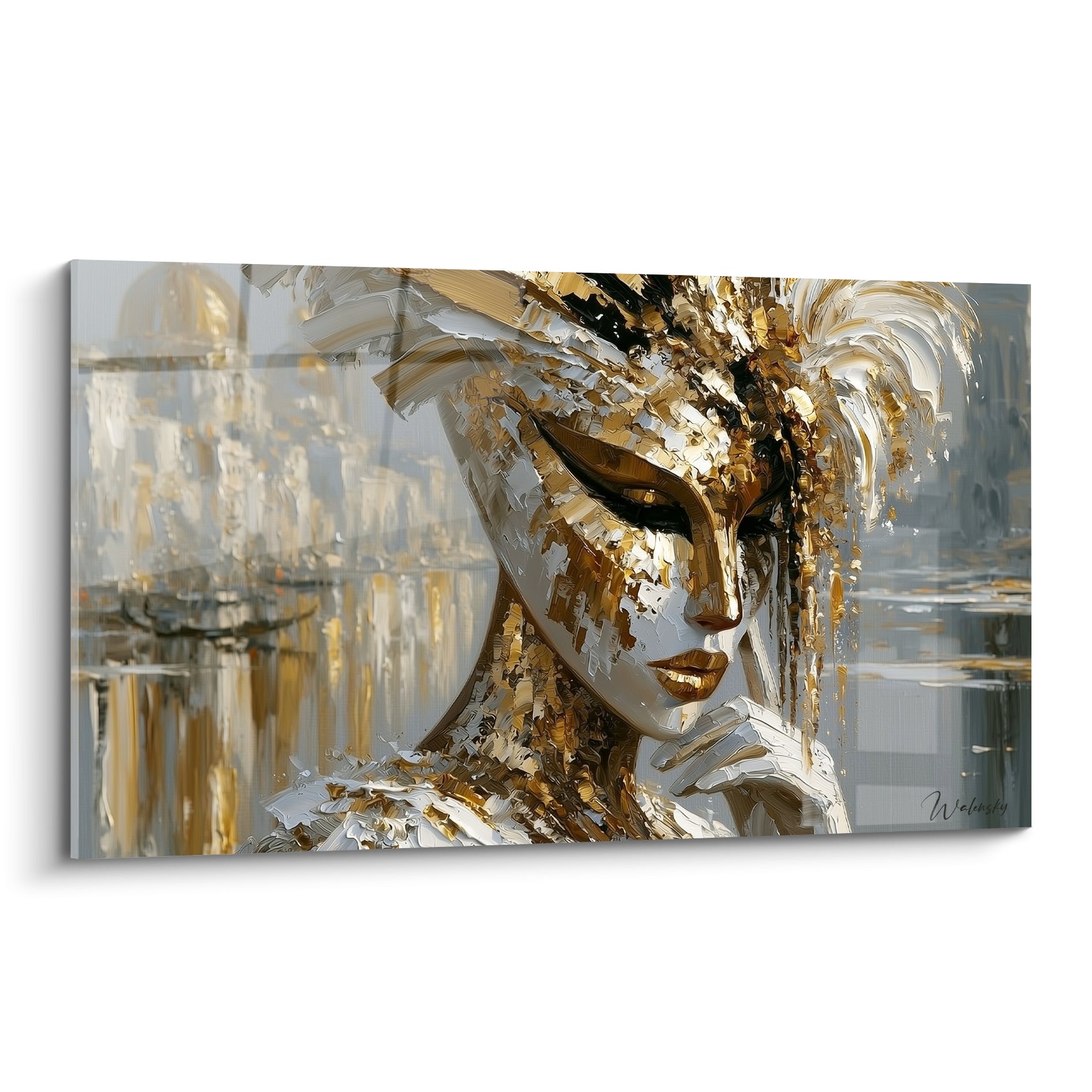 Masque de Venise doré et blanc au regard baissé, coiffe de plumes sur fond gris lagunaire