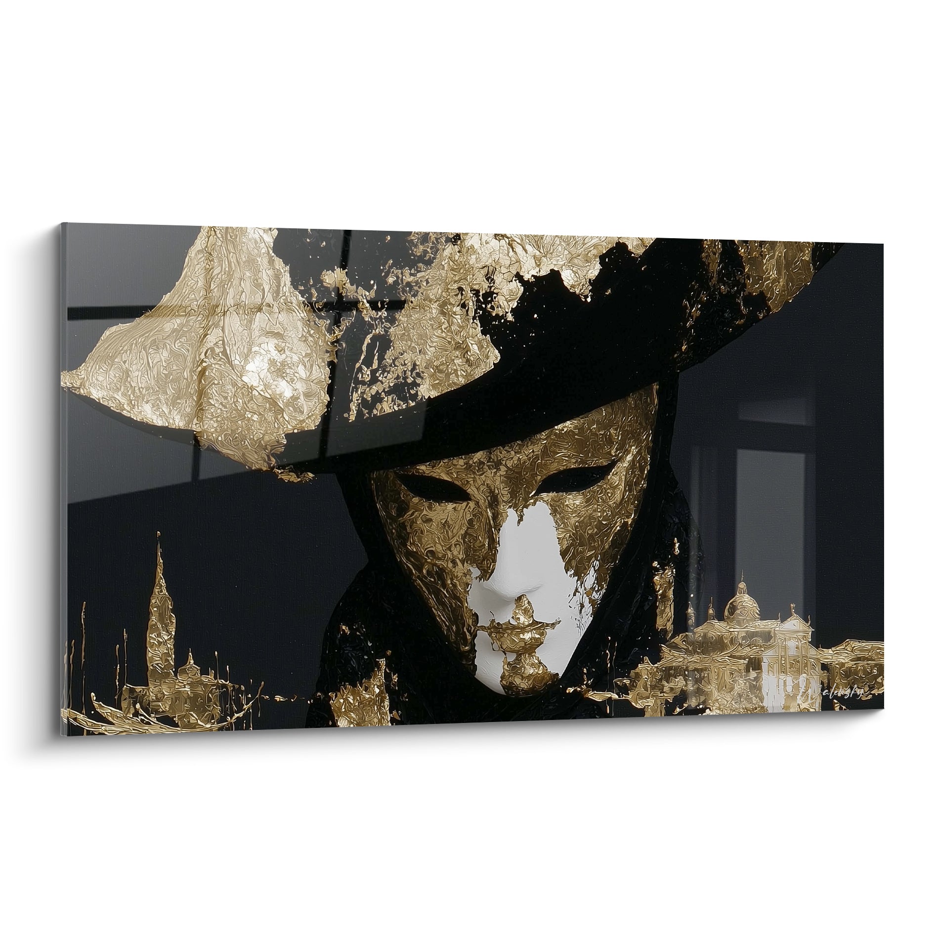 Masque de Venise doré et noir sur fond sombre, silhouette de la ville en filigrane