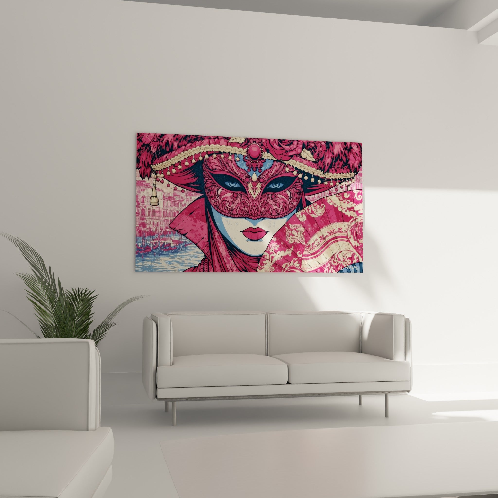 Éventail doré et masque vénitien pourpre, au-dessus d'un canapé dans un salon lumineux