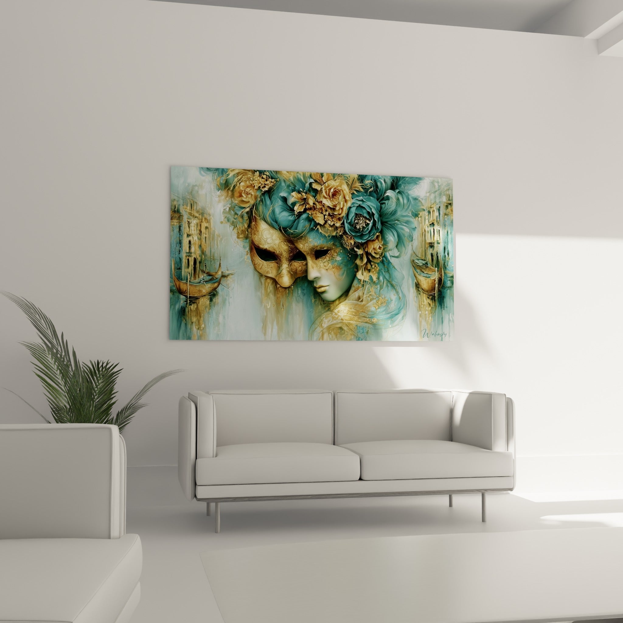 Fleurs turquoise et masque vénitien doré positionnés au-dessus d'un canapé dans un salon lumineux