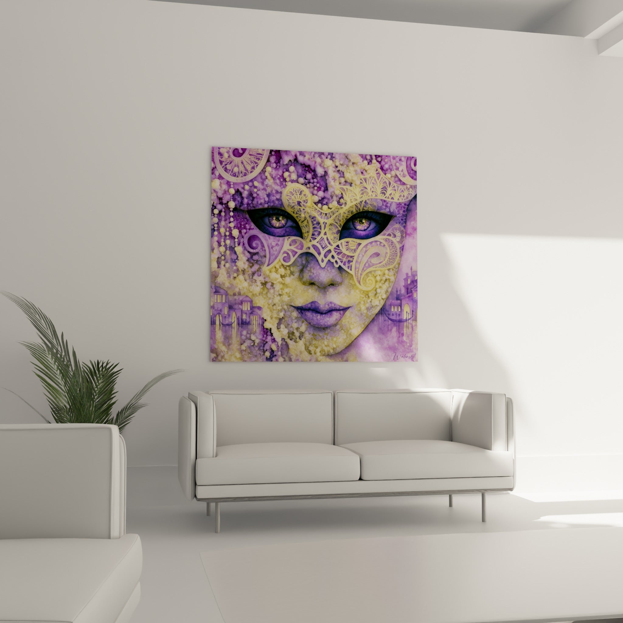 Regard émeraude sous un masque doré et violet, œuvre suspendue au-dessus d'un canapé dans un salon lumineux