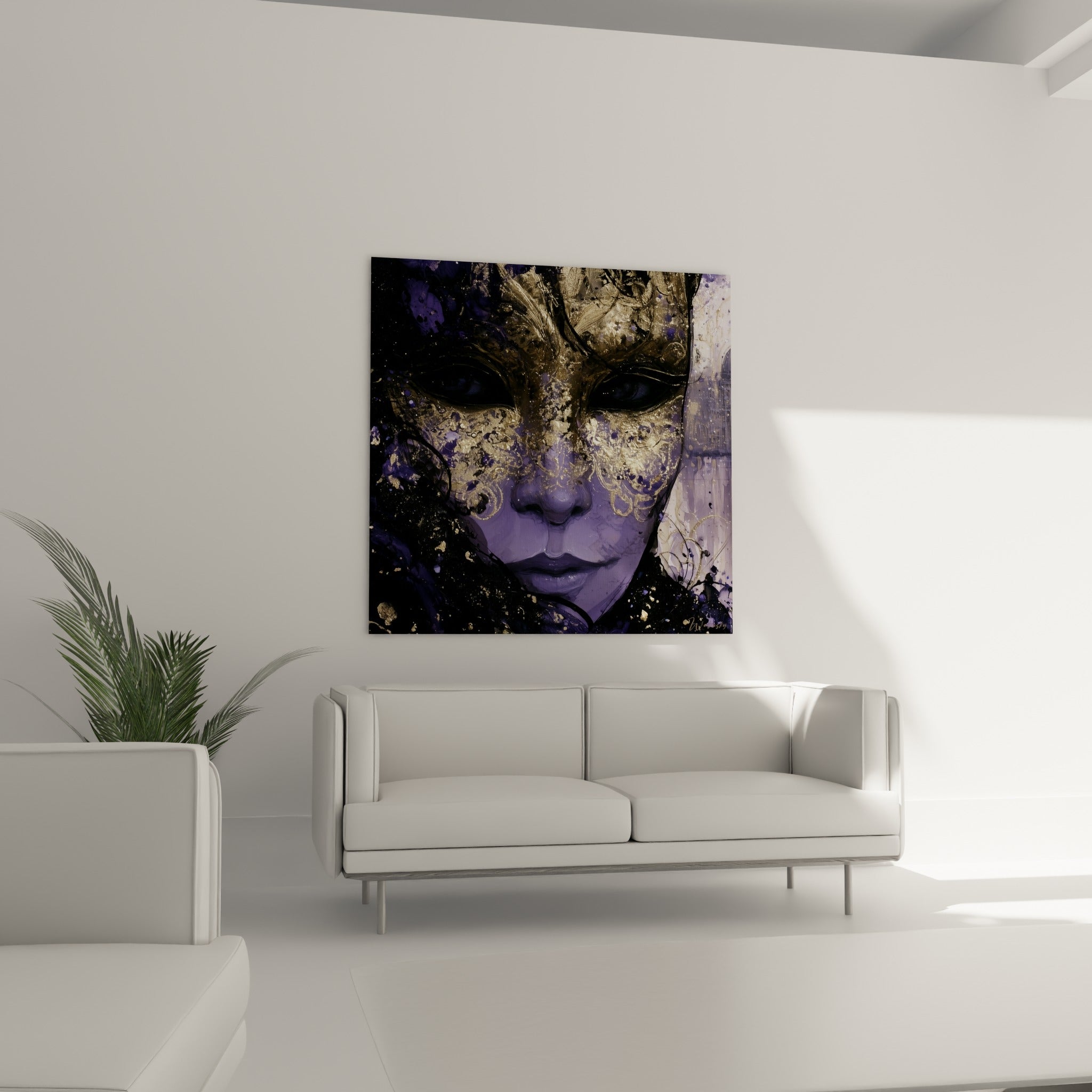 Portrait vénitien anthracite et doré aux motifs délicats, suspendu au-dessus d'un canapé dans un salon lumineux
