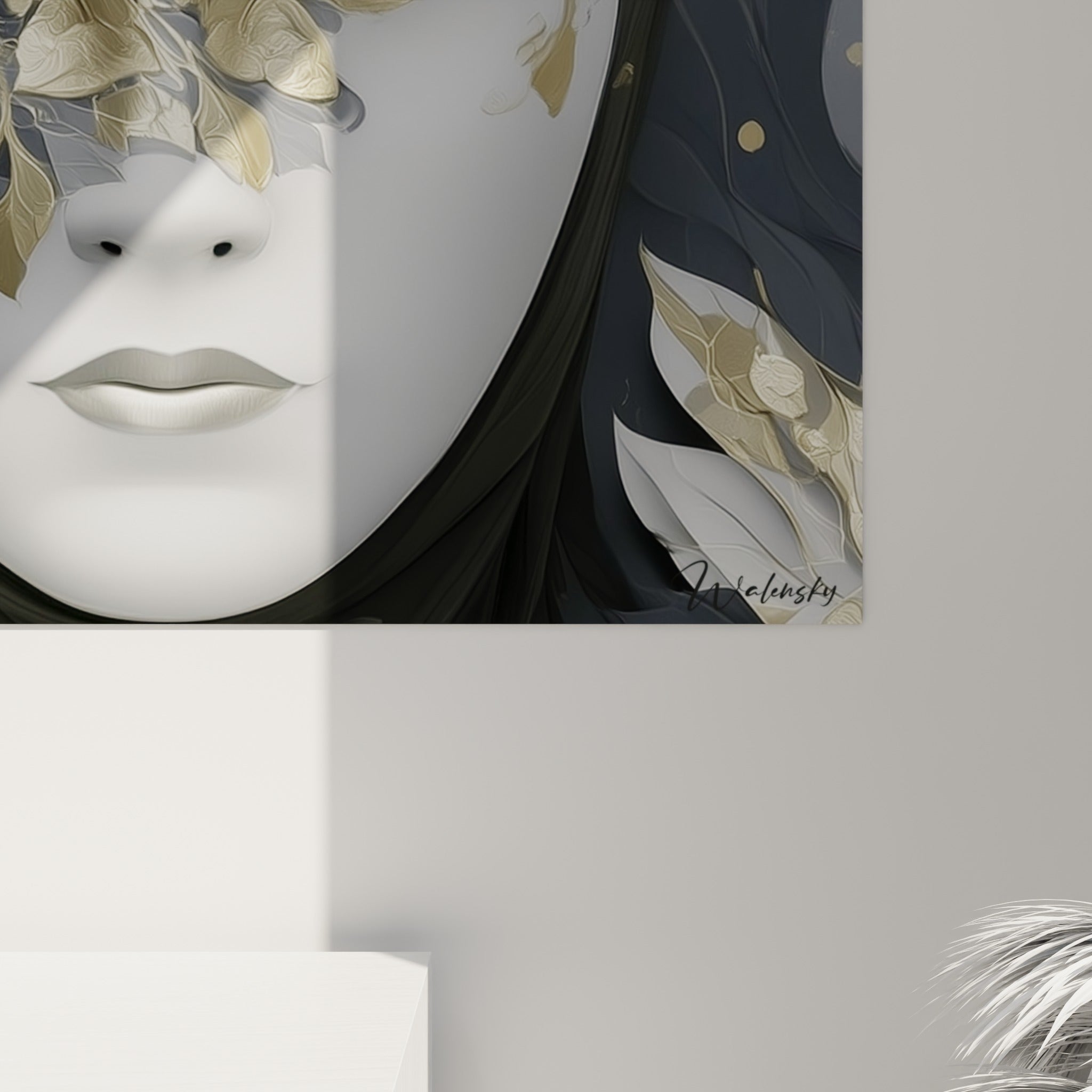 Nervures dorées et empâtements blancs révèlent la matière fine de ce masque vénitien anthracite accroché
