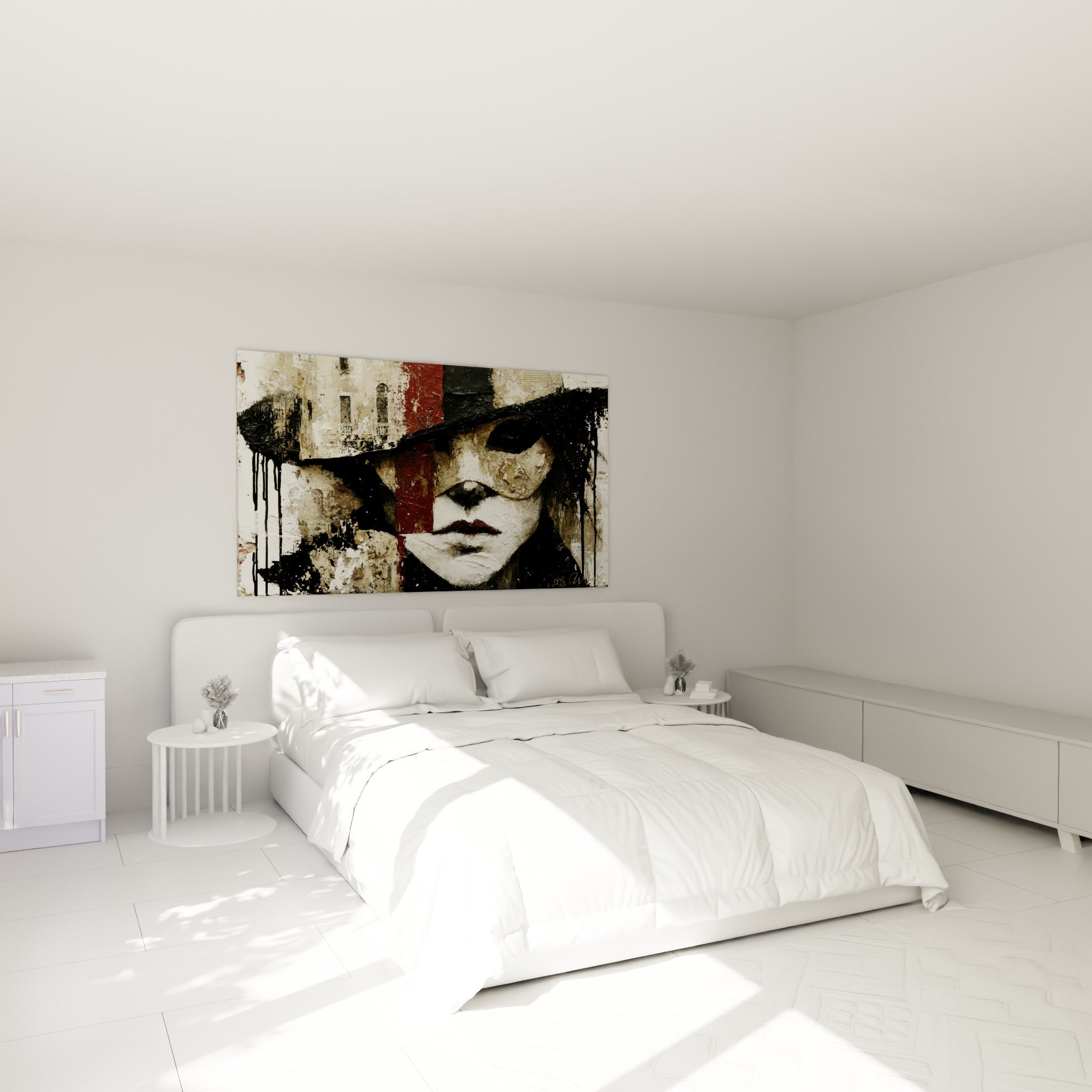 Visage masqué aux teintes ocre et rouge du tableau masque de venise, accroché au-dessus d'un lit dans une chambre claire