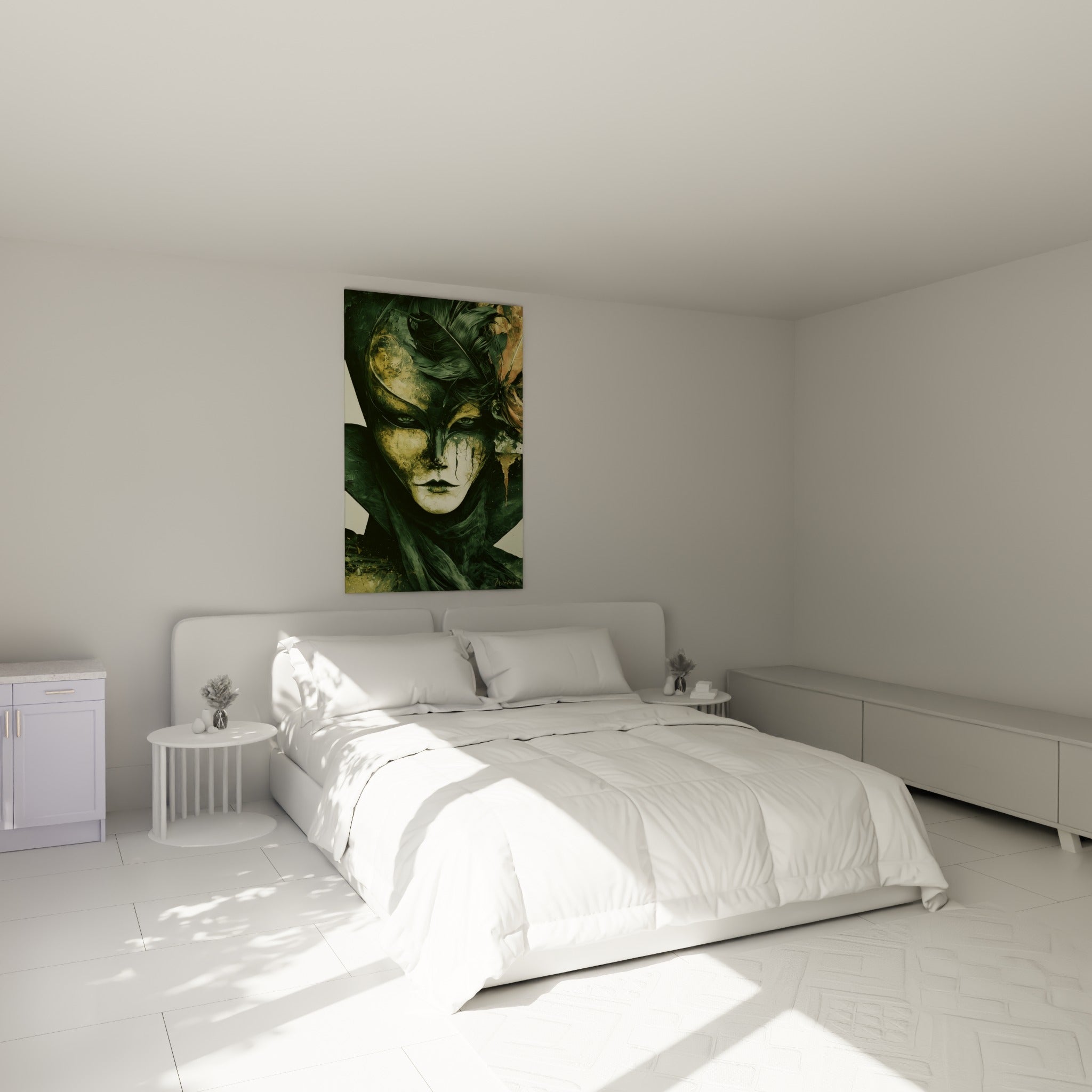 Visage masqué aux tons vert sauge et ocre doré, plumes sombres, au-dessus d'un lit dans une chambre claire