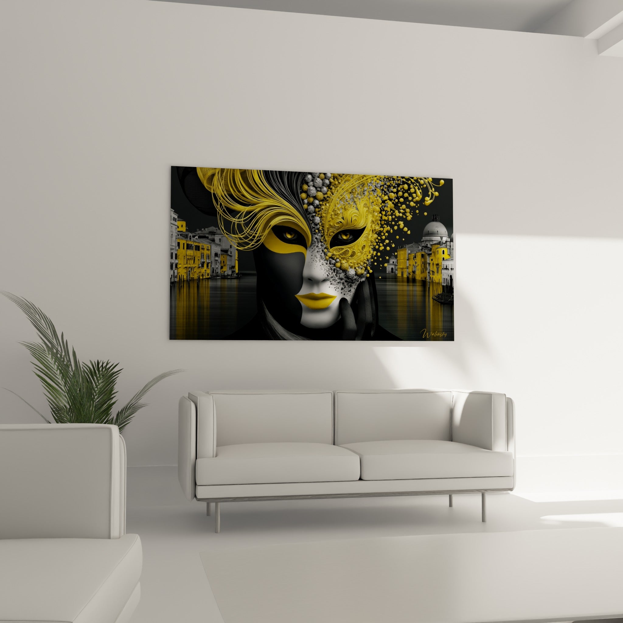 Yeux perçants jaune fauve du masque vénitien surplombant un canapé dans un salon lumineux