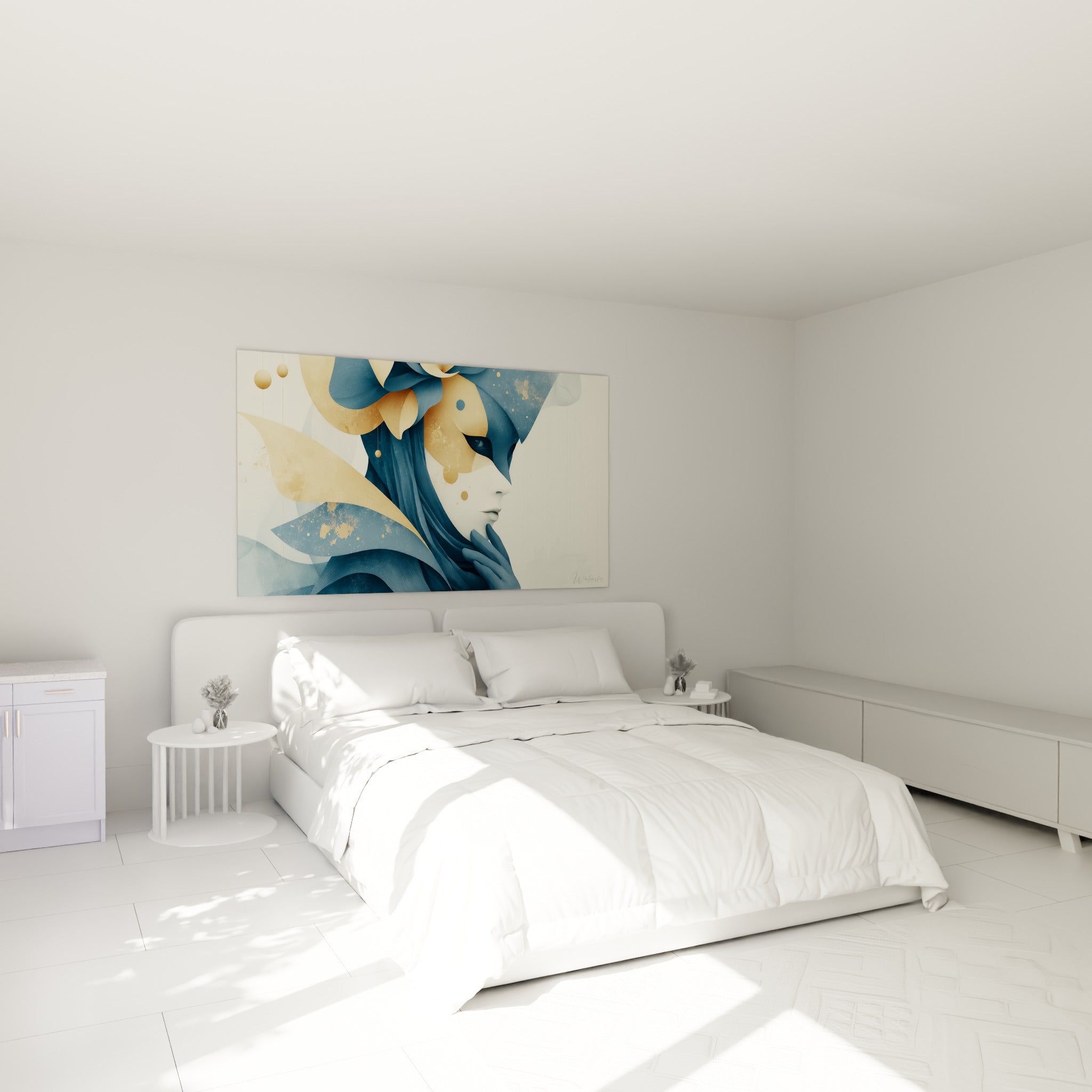 Visage masqué bleu marine et doré du Masque de Venise, au-dessus d'un lit dans une chambre claire