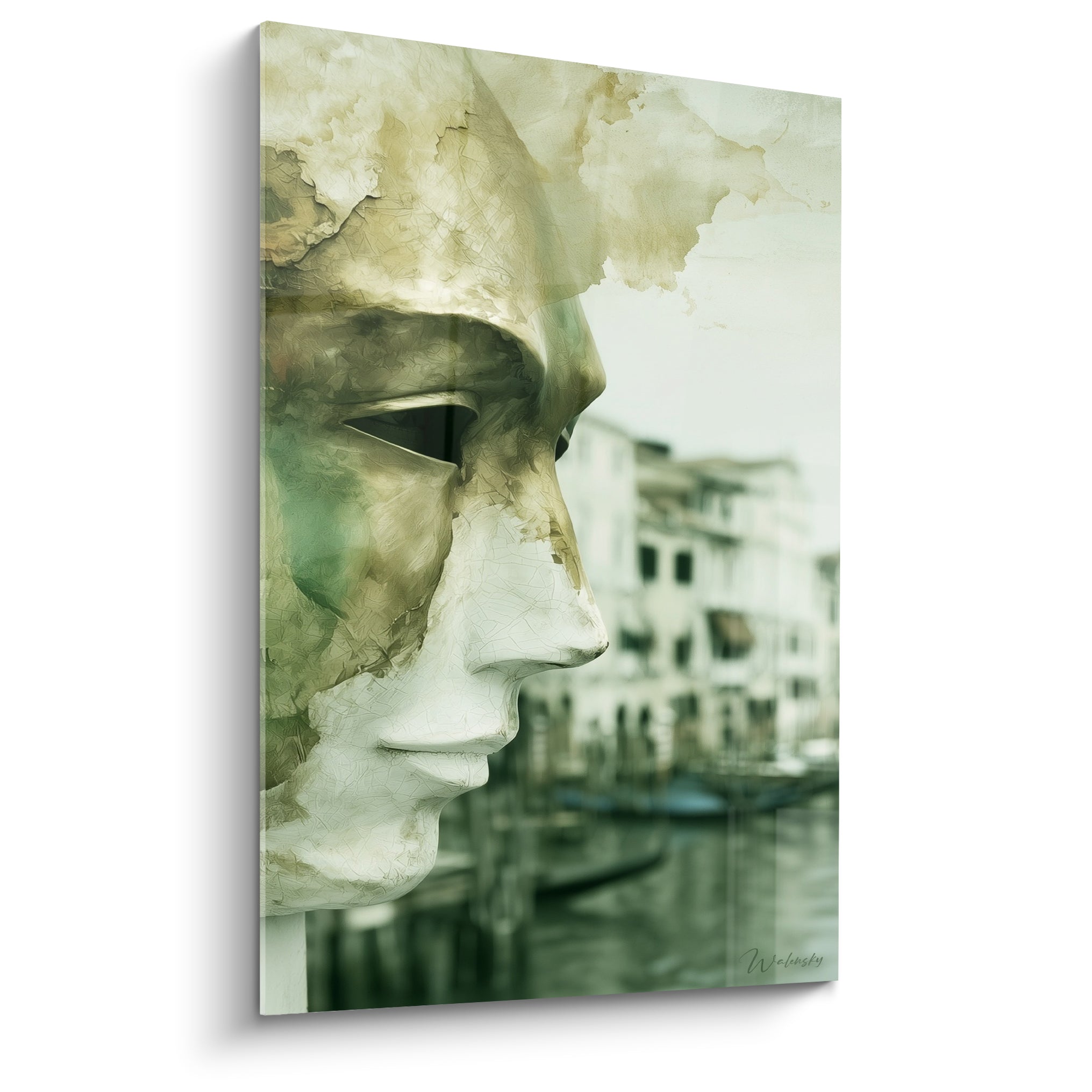Masque de Venise doré et vert olive de profil, texture craquelée, canal flou en fond