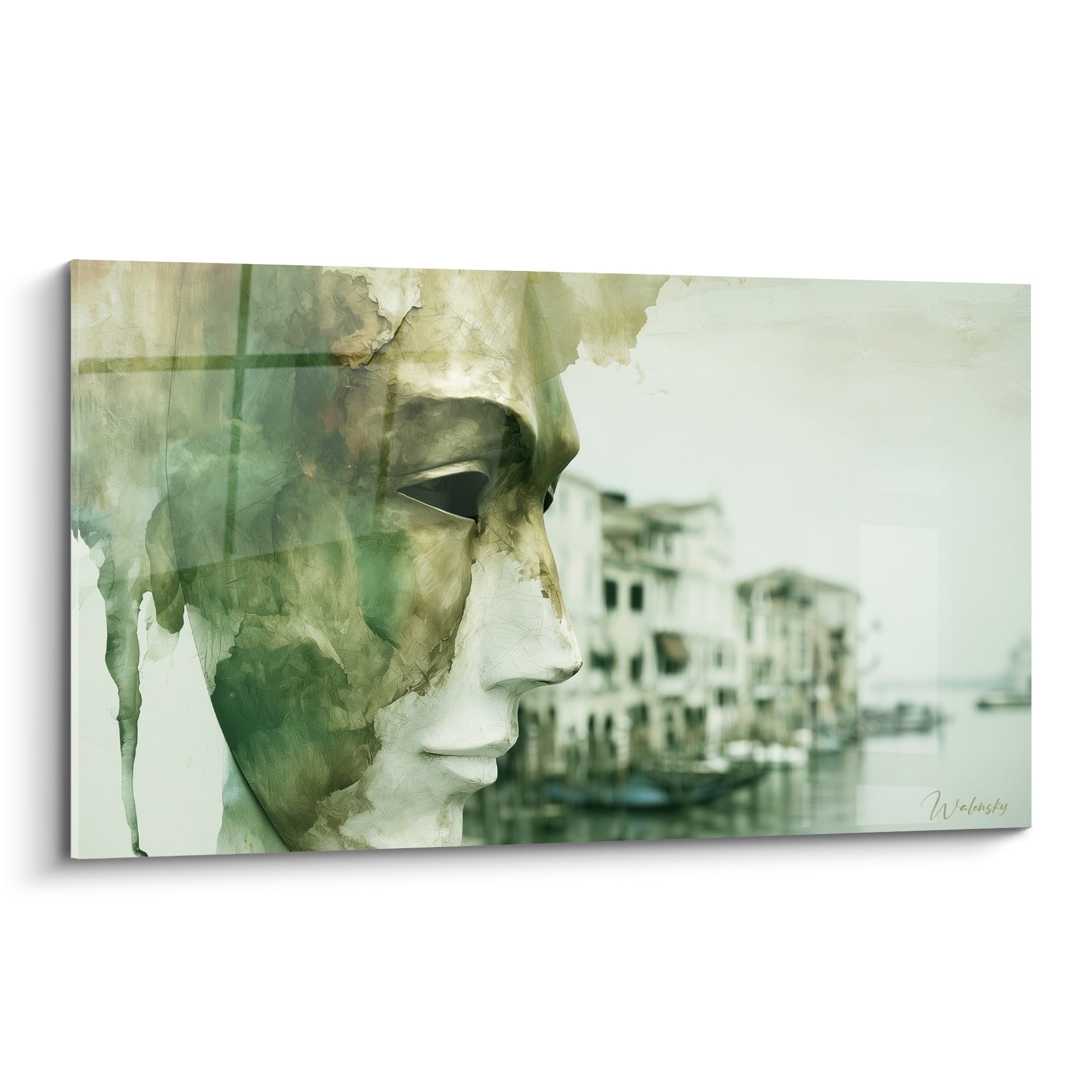 Masque de Venise en profil vert sauge et ocre, matière craquelée face aux façades floutées du canal