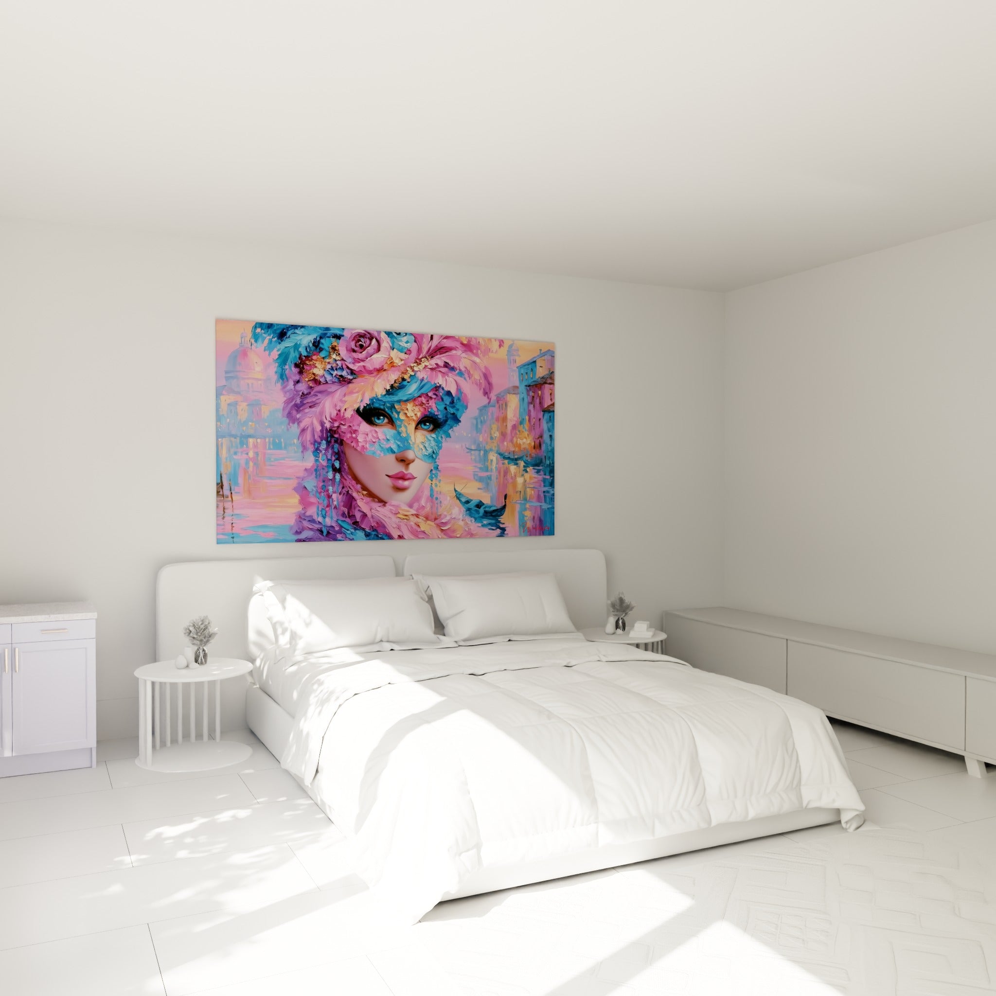 Visage masqué aux plumes roses et bleues, regard bleu intense, au-dessus d'un lit dans une chambre claire