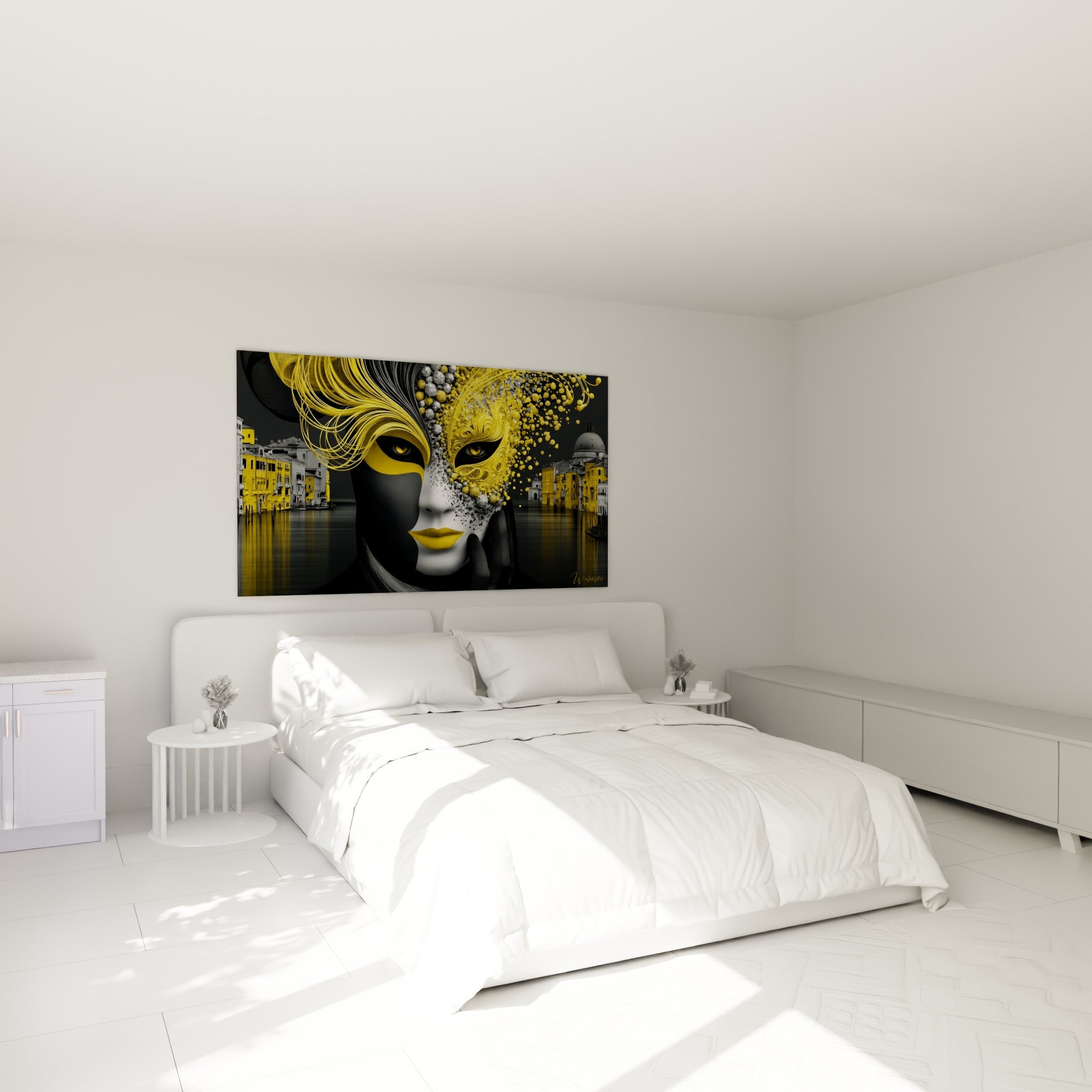 Visage masqué doré aux perles argentées surplombant un lit dans une chambre claire et épurée