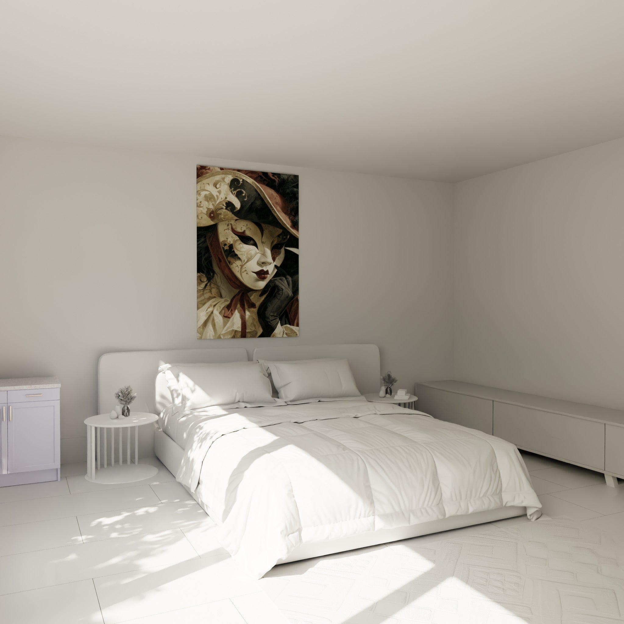 Visage masqué ivoire et noir orné de motifs baroques, accroché au-dessus d'un lit dans une chambre claire