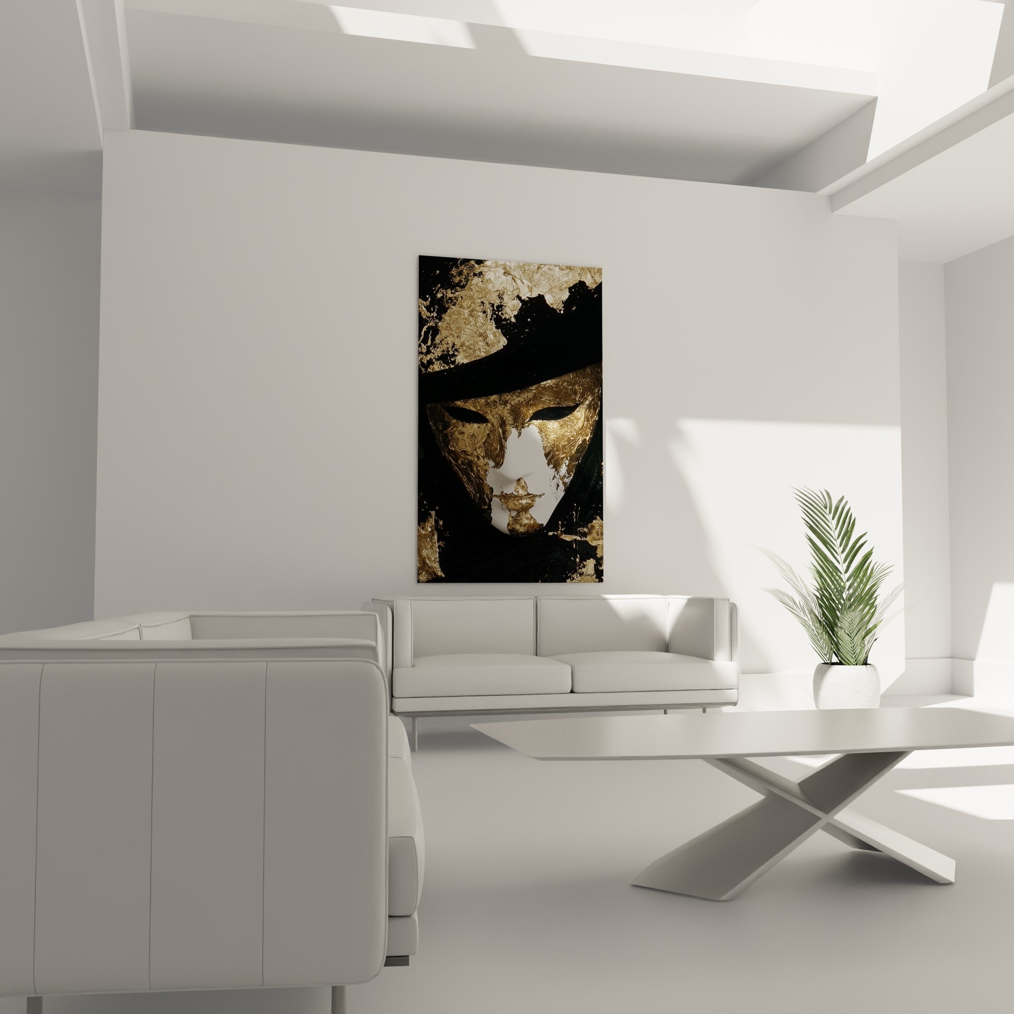 Regard sombre du masque doré et noir au-dessus d'un canapé dans un salon lumineux