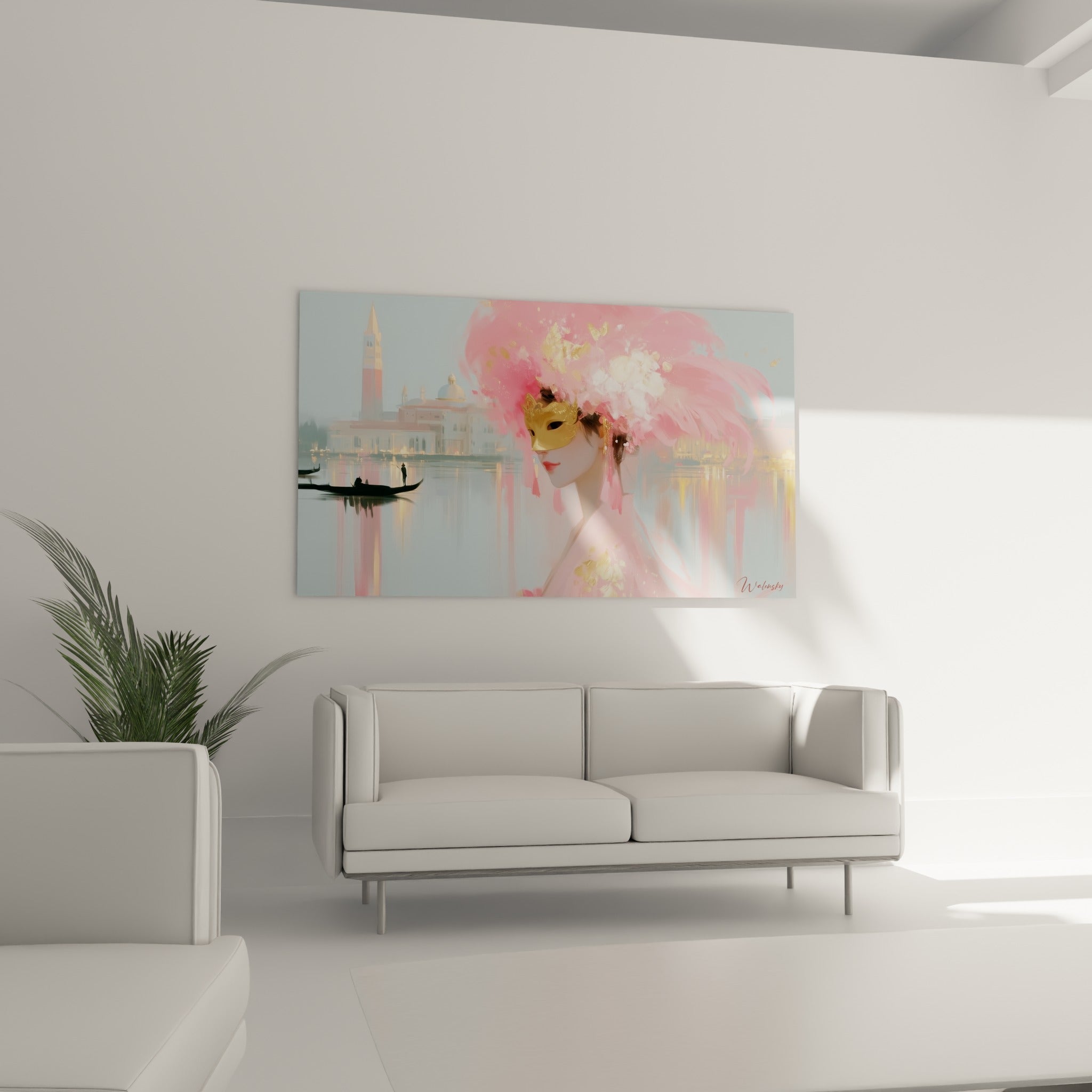 Femme au masque de venise doré et plumes roses installée au-dessus d'un canapé dans un salon lumineux