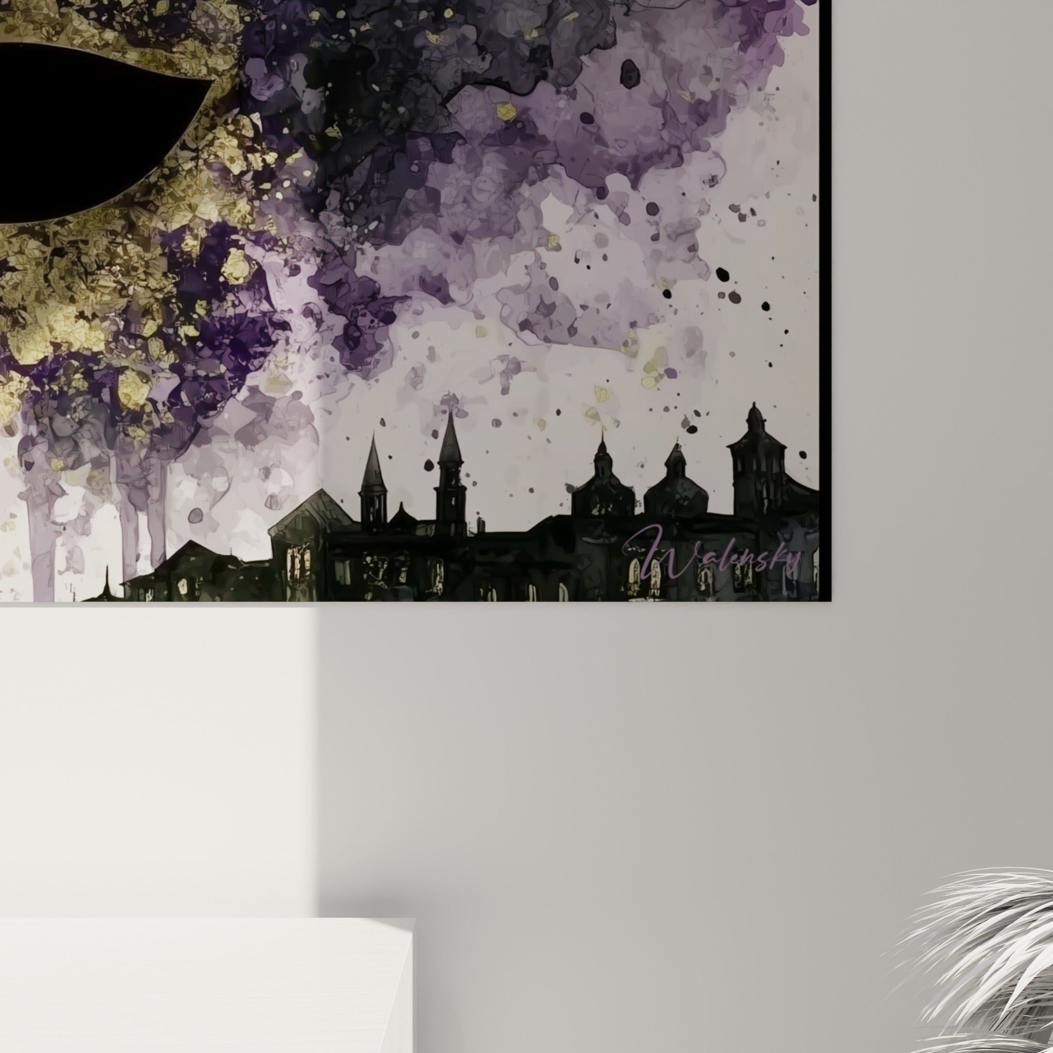 Éclaboussures dorées et violettes du masque de Venise révélant la texture granuleuse de l'impression