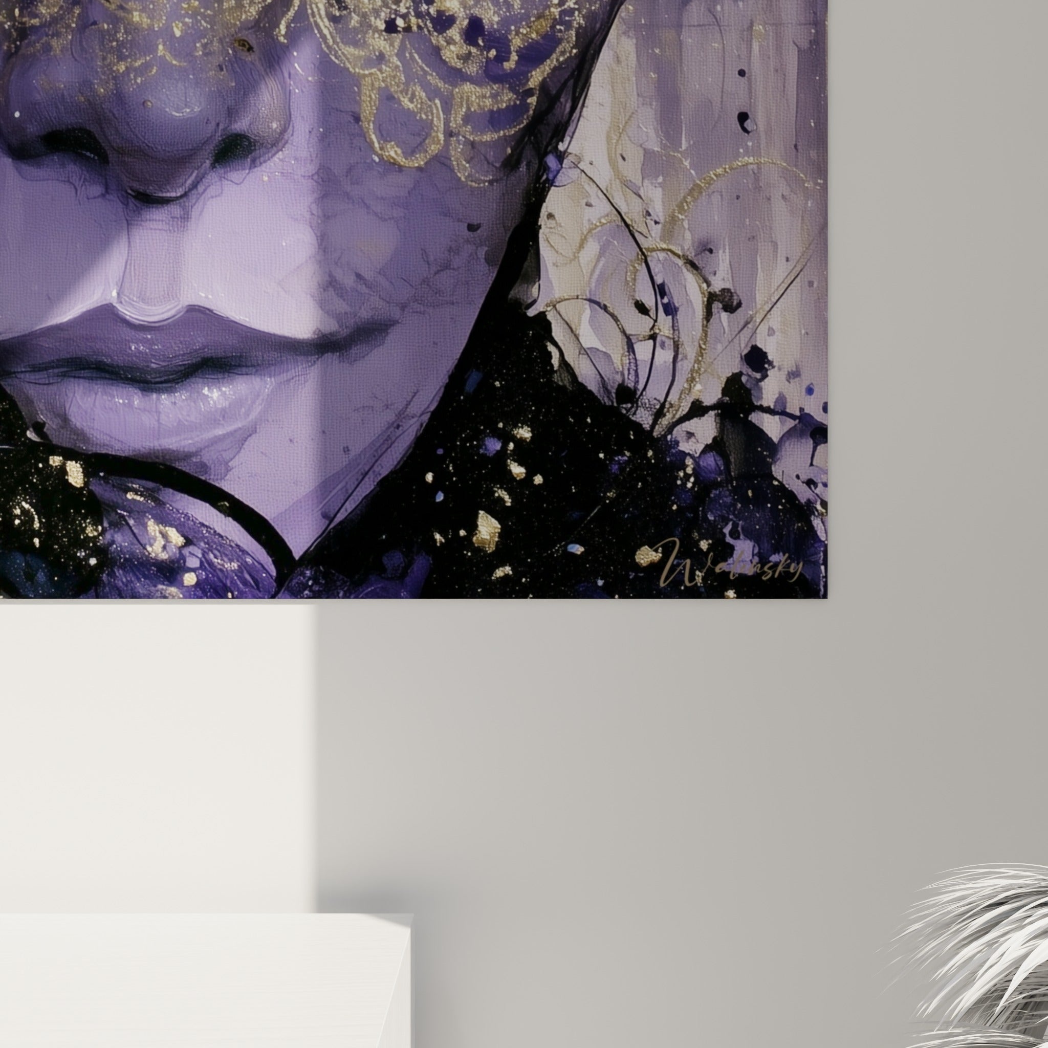 Empâtements dorés et éclaboussures violettes se mêlent en gros plan, révélant la matière picturale du masque