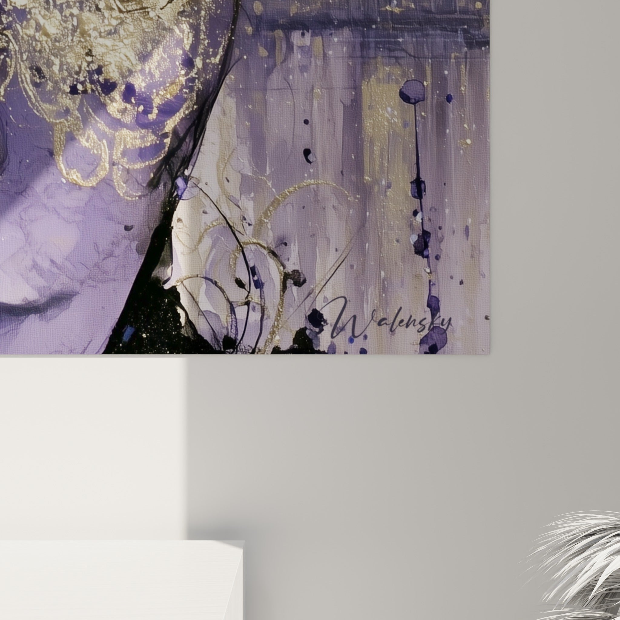 Détail des empâtements dorés et coulures violettes sur le masque de Venise accroché