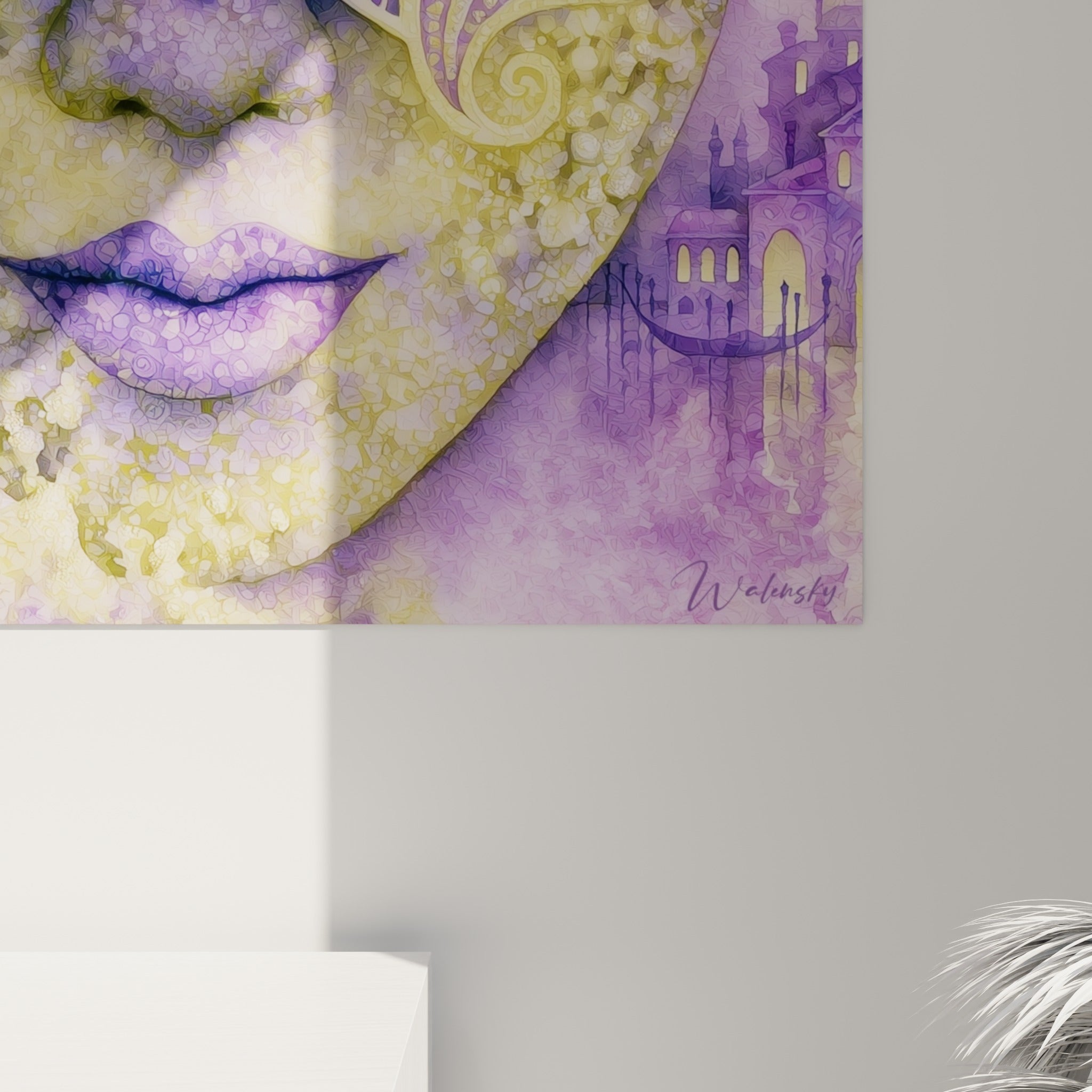 Grain doré et éclats nacrés se mêlant au violet profond, matière texturée visible sur la toile accrochée