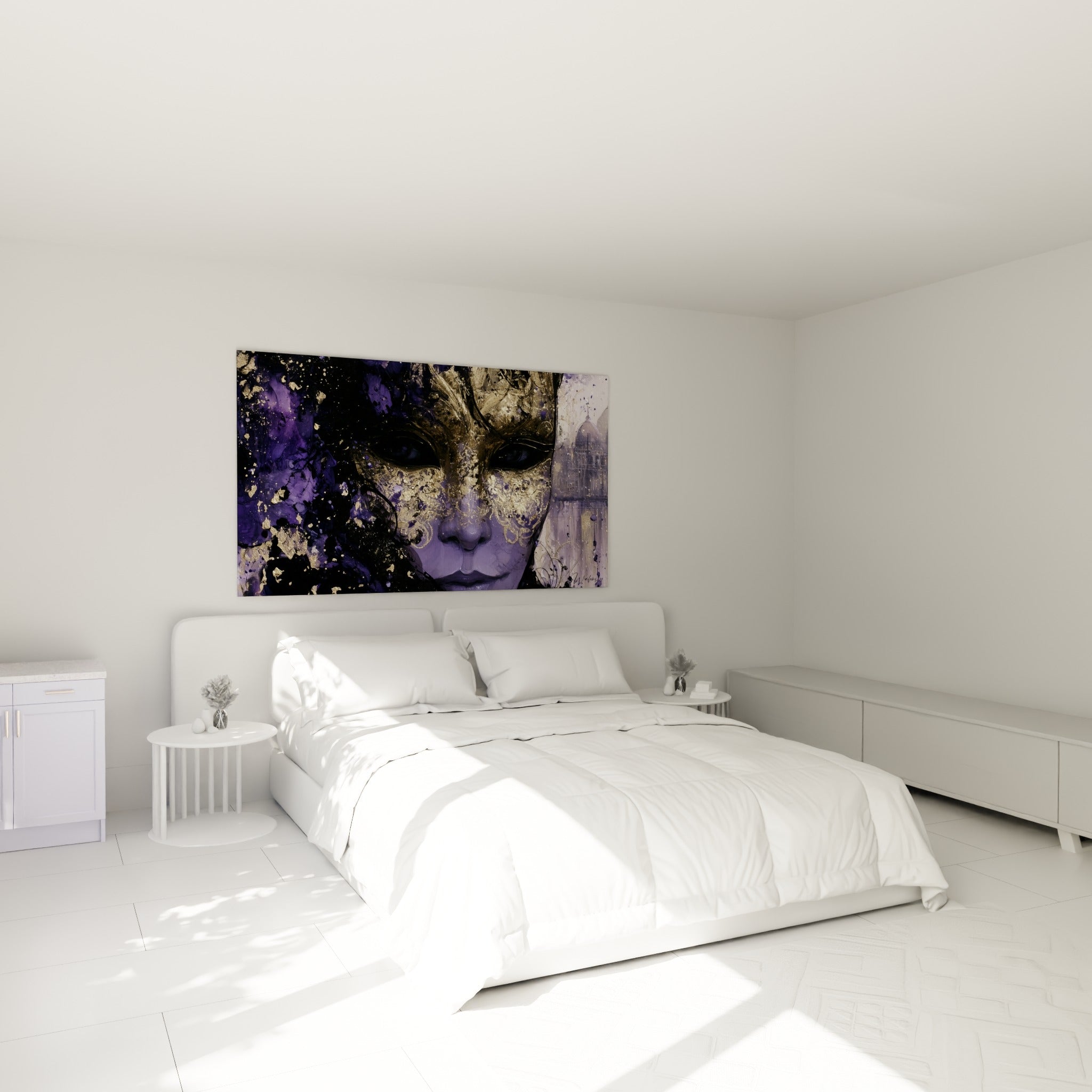 Visage masqué aux tons violets et dorés, au-dessus d'un lit dans une chambre claire