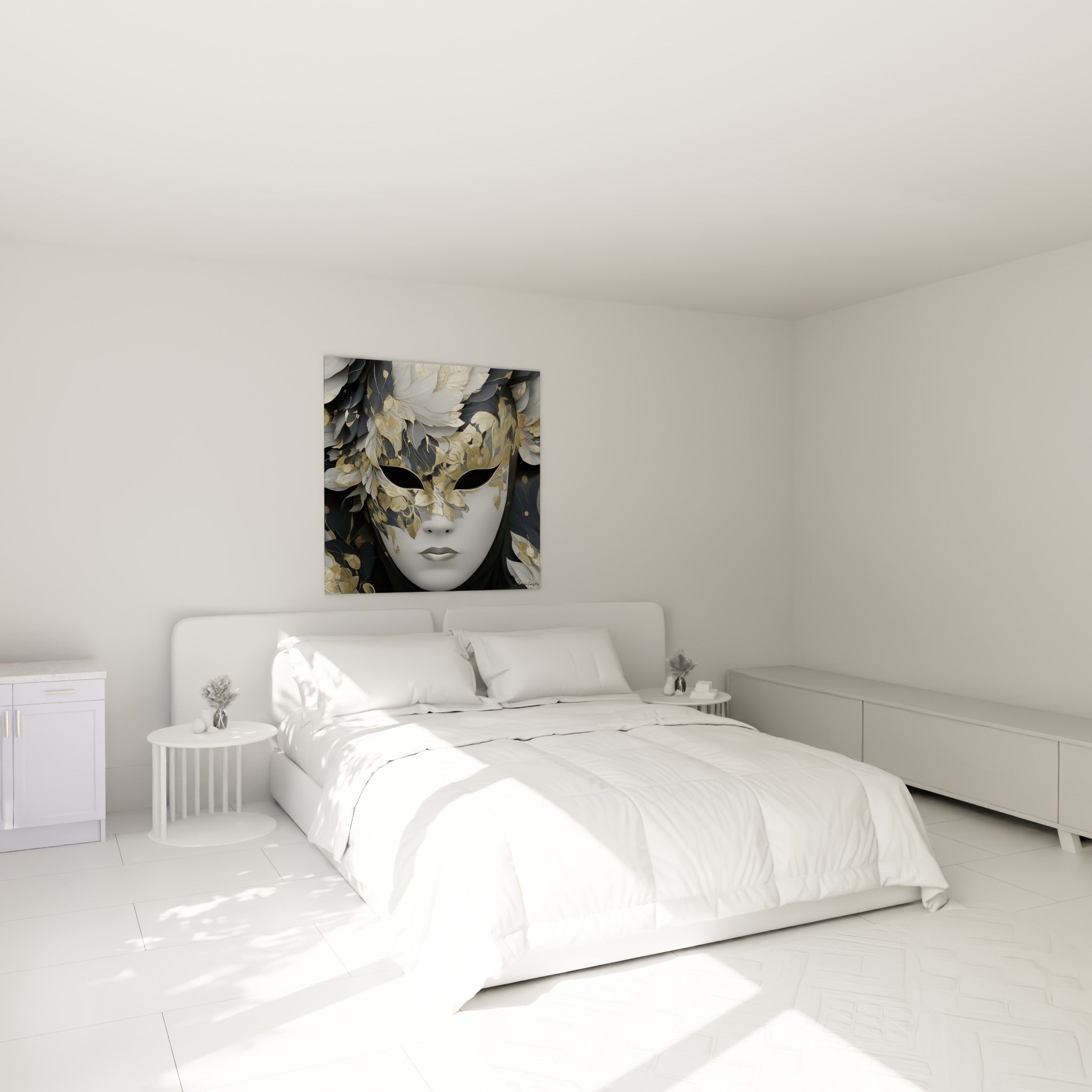 Visage masqué doré et blanc au regard mystérieux, accroché au-dessus d'un lit dans une chambre claire