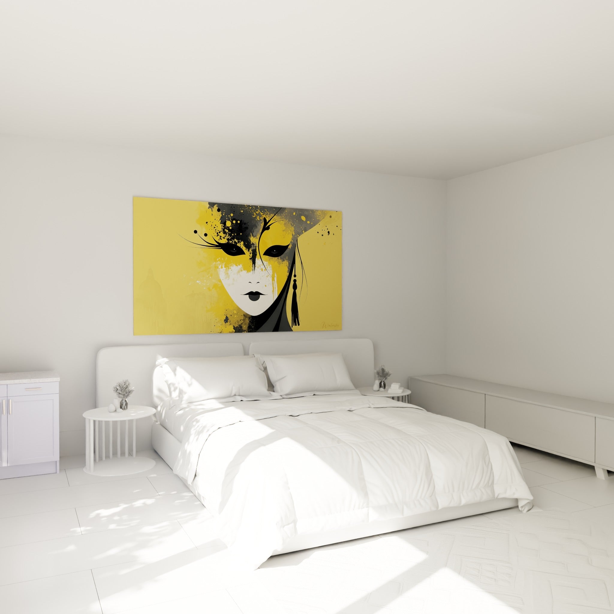 Visage vénitien jaune et anthracite au-dessus d'un lit dans une chambre claire et lumineuse