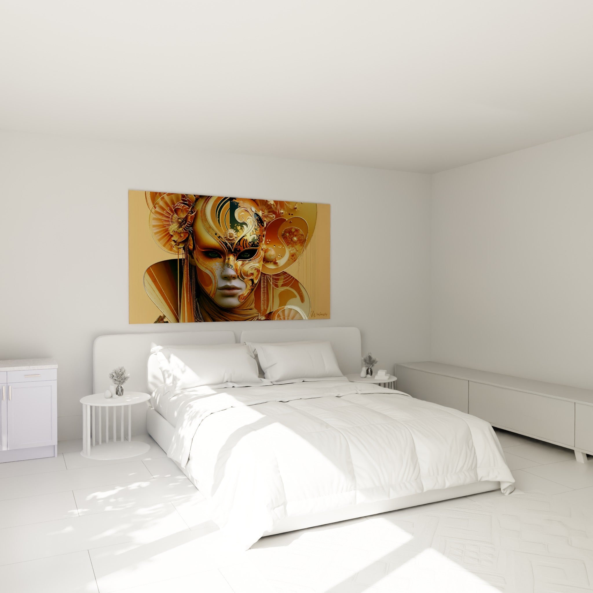Visage masqué doré et bronze du masque de venise au-dessus d'un lit dans une chambre claire