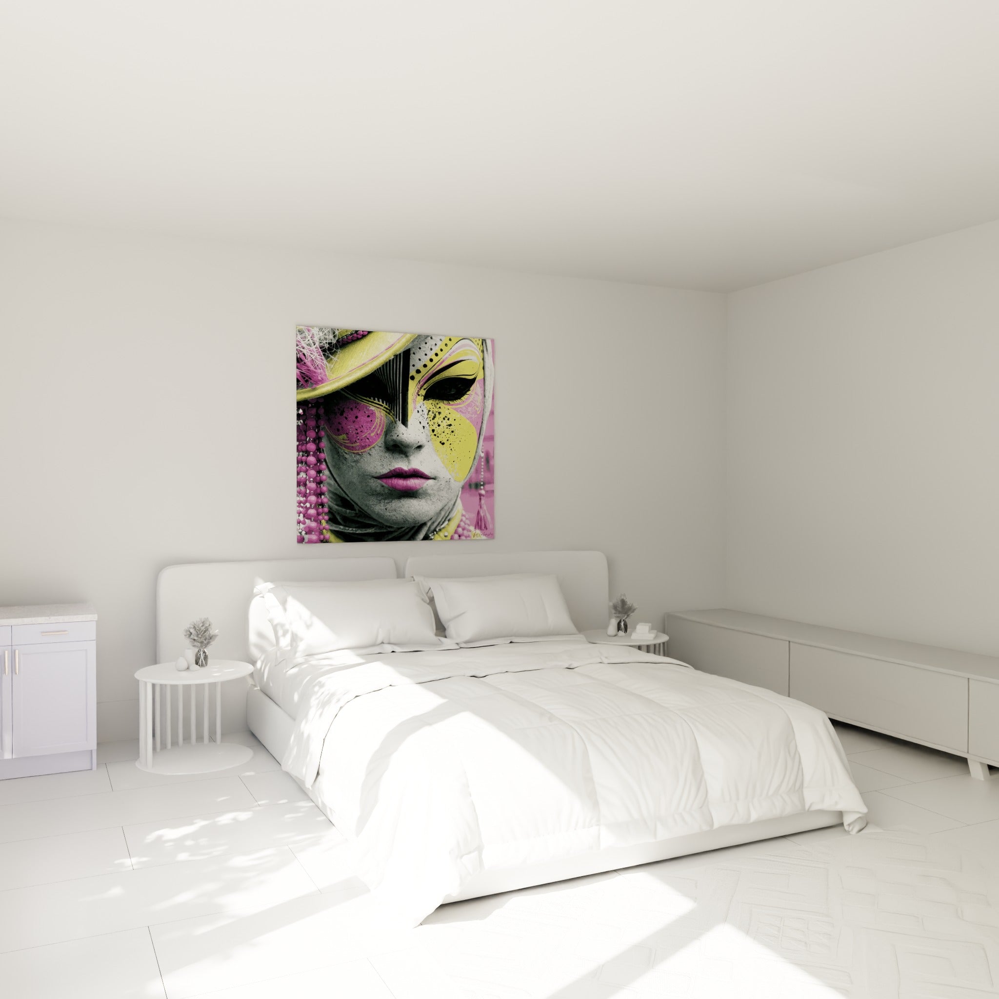 Portrait masqué jaune et magenta accroché au-dessus d'un lit dans une chambre claire