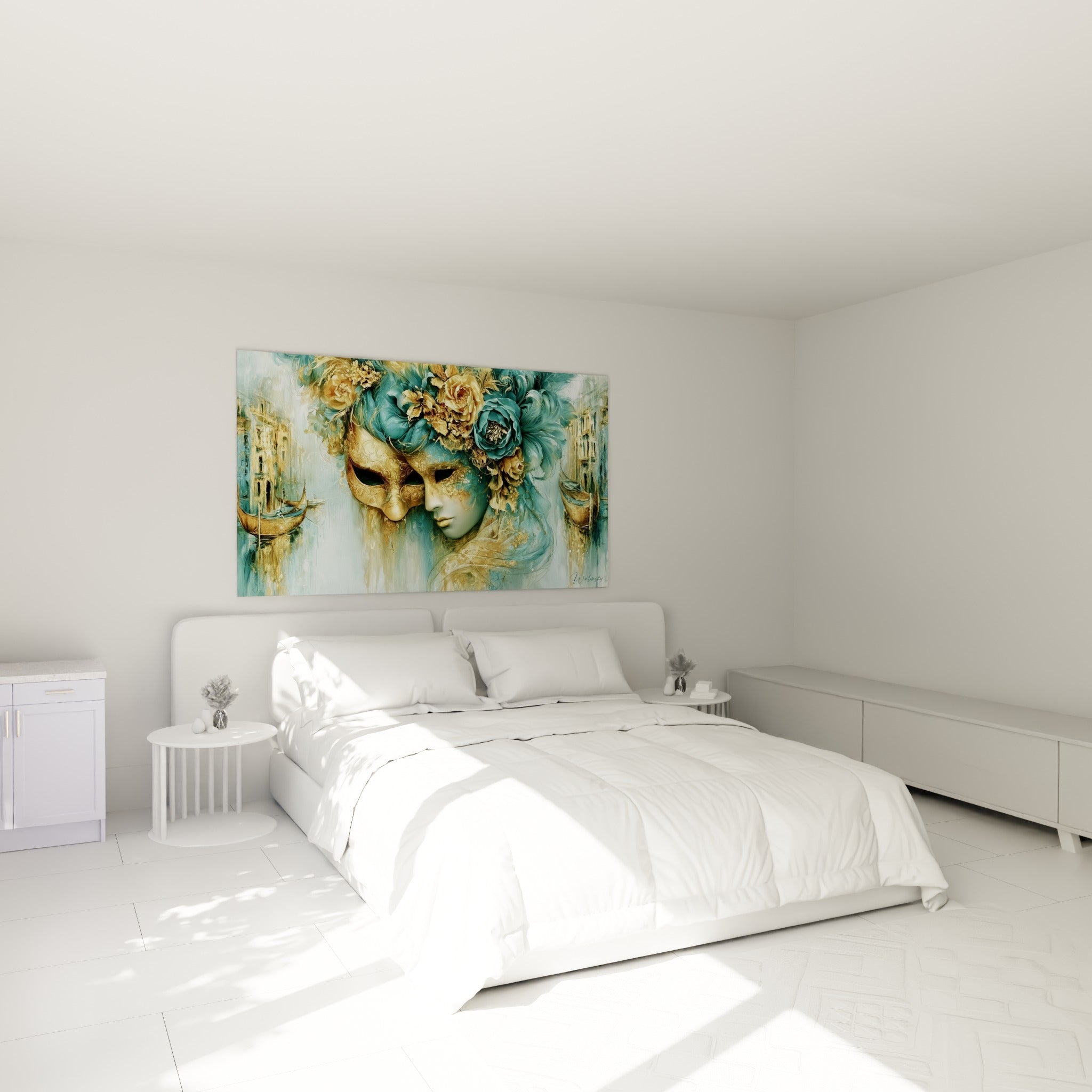 Visage masqué aux teintes dorées et turquoise accroché au-dessus d'un lit dans une chambre claire