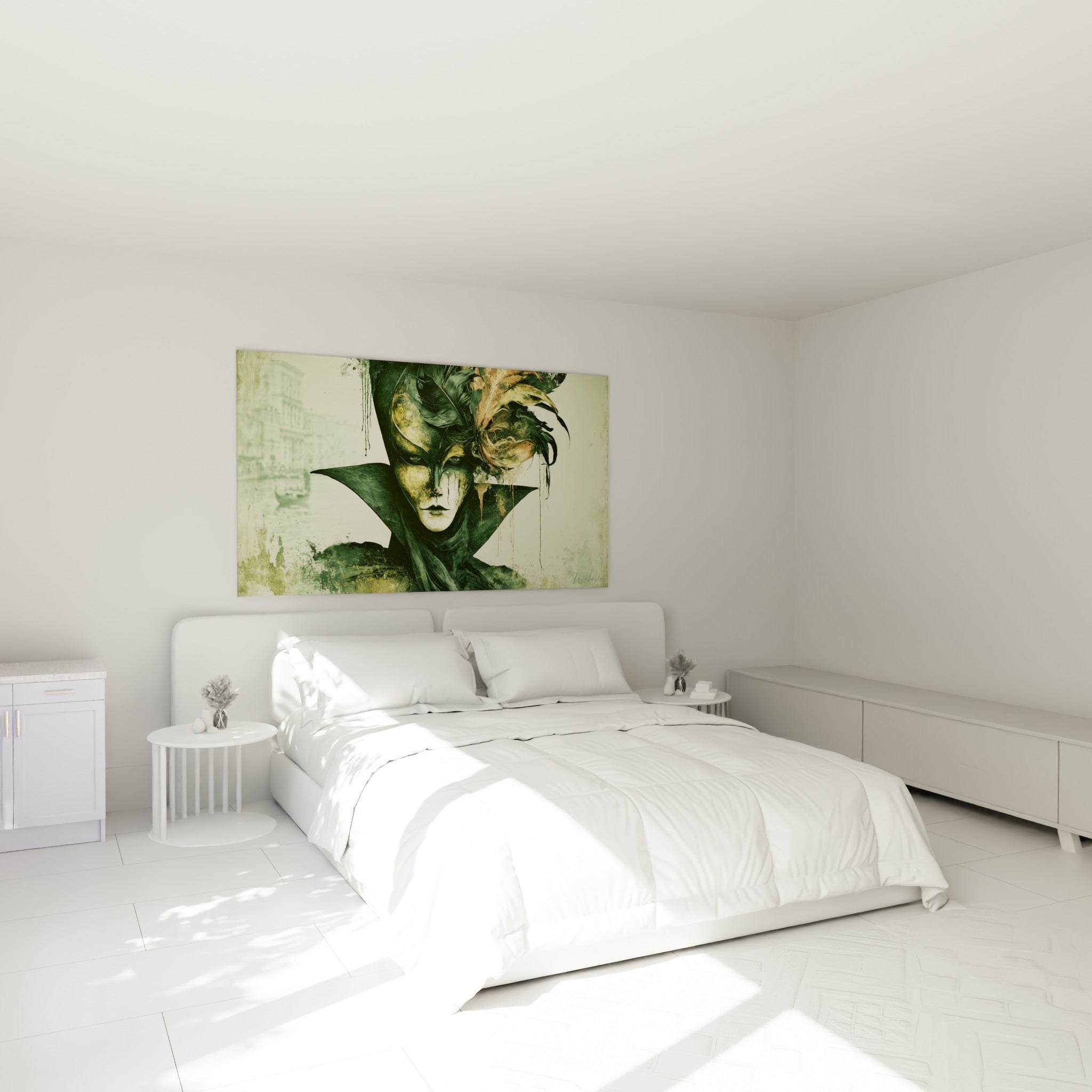 Visage masqué vert sauge et doré aux plumes déployées, accroché au-dessus d'un lit dans une chambre claire