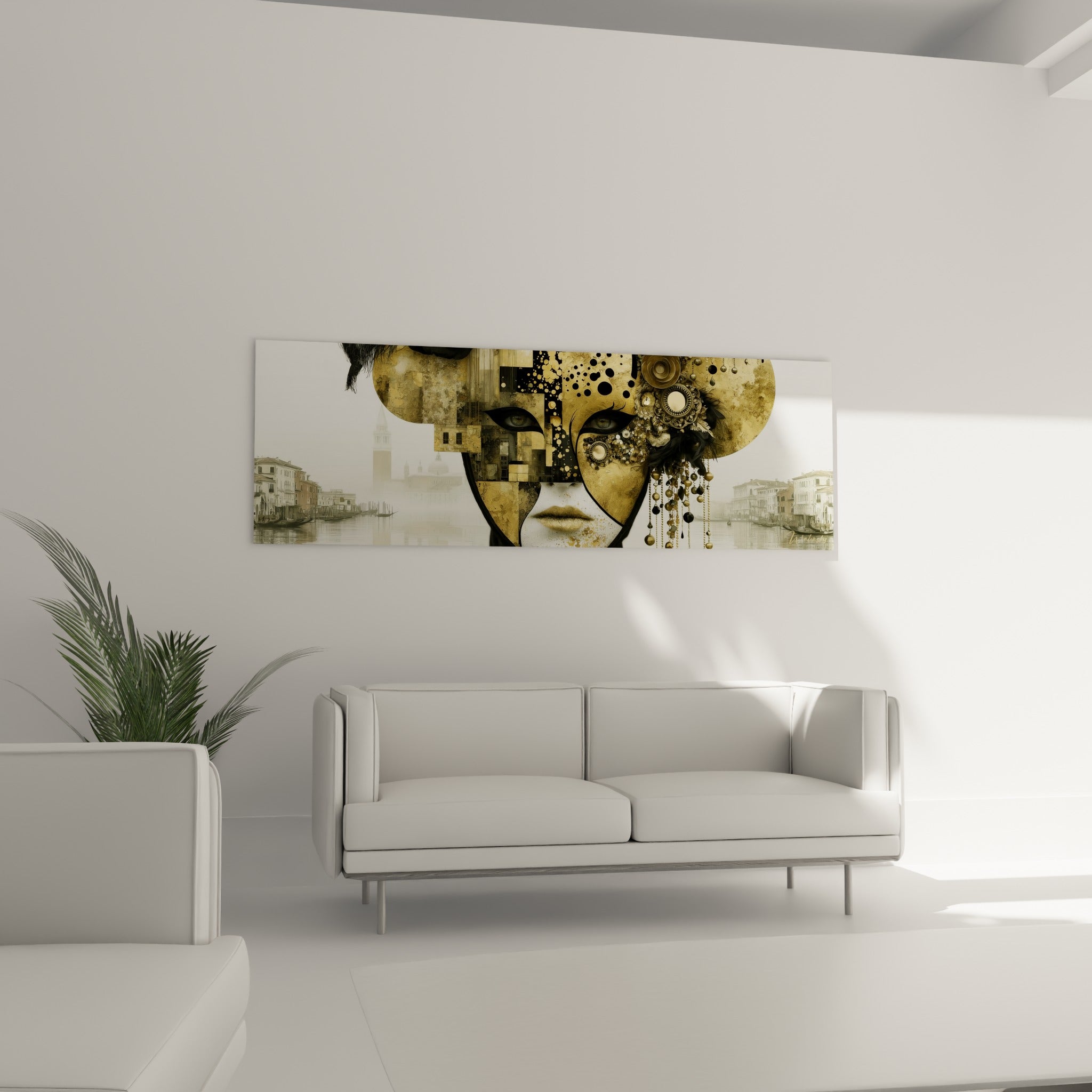 Perles noires suspendues sur ce Masque de Venise ocre, au-dessus d'un canapé dans un salon lumineux