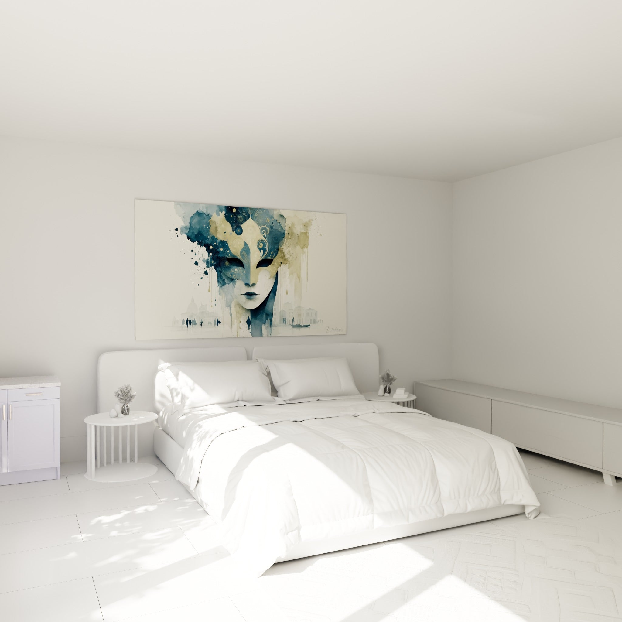 Visage masqué doré et bleu marine aux coulures aquarelle, au-dessus d'un lit dans une chambre claire