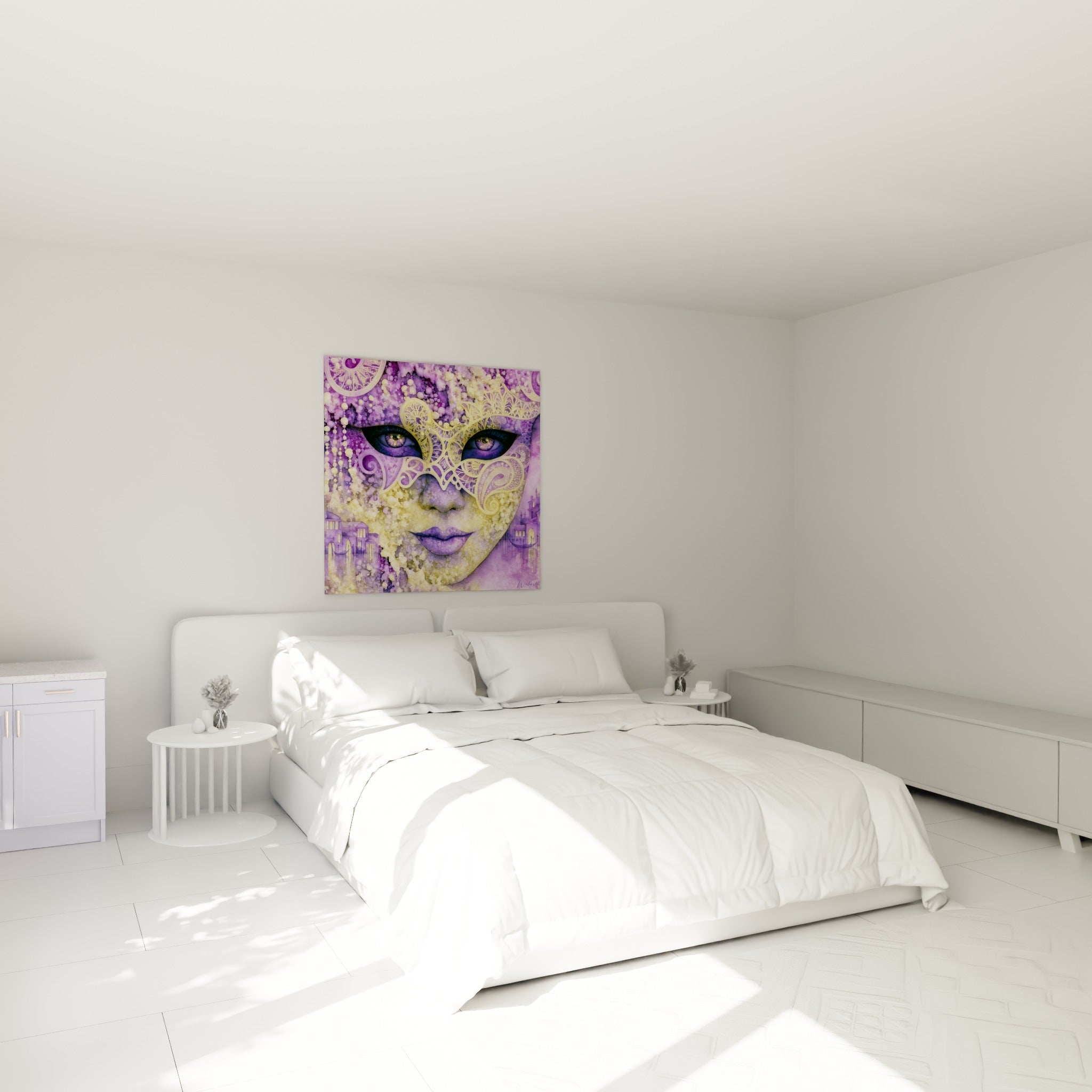 Masque vénitien violet et or aux motifs dentelés accroché au-dessus d'un lit dans une chambre claire