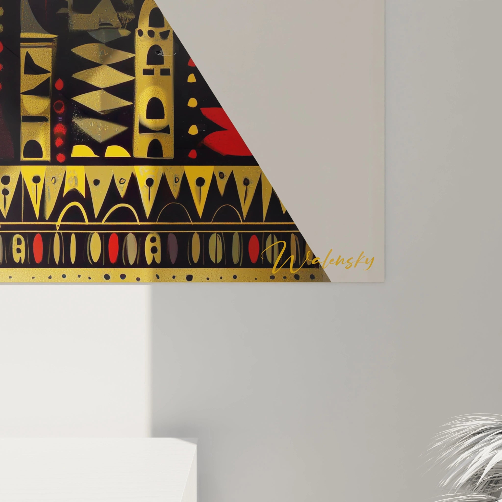 Coin de tableau mural Walensky montrant motifs geometriques dores noirs et rouges, tableau art tribal africain