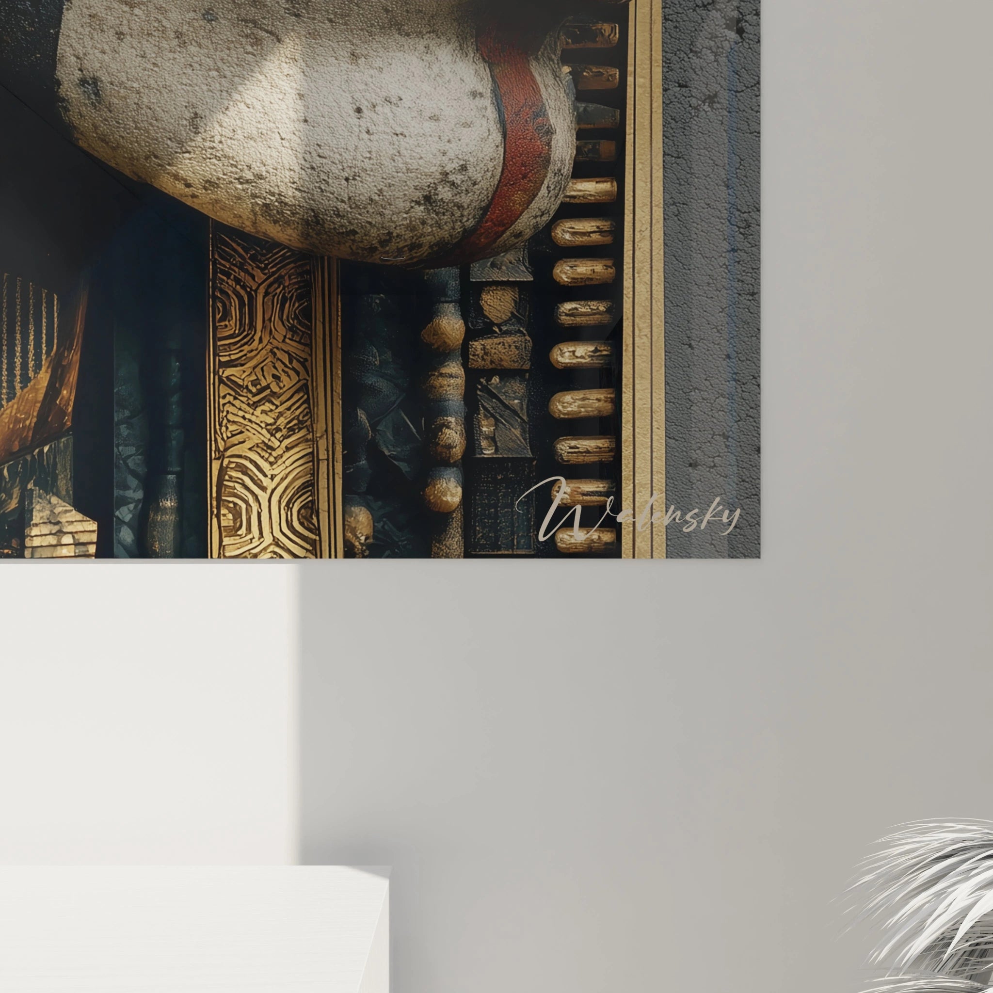 Tableau mural Walensky montrant un tableau masque tribal en gros plan avec textures bois doré et perles décoratives