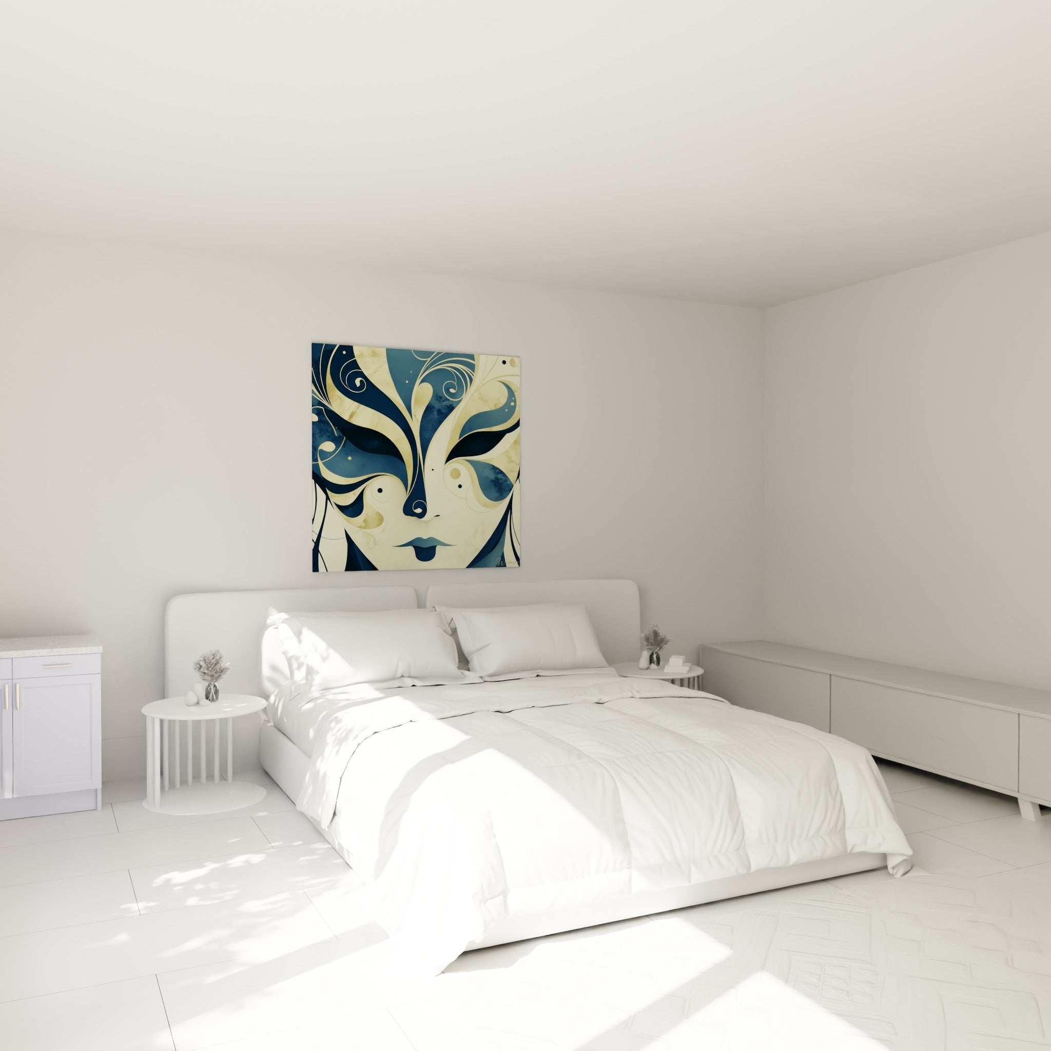 Visage masqué bleu marine et crème aux motifs dorés, au-dessus d'un lit dans une chambre claire