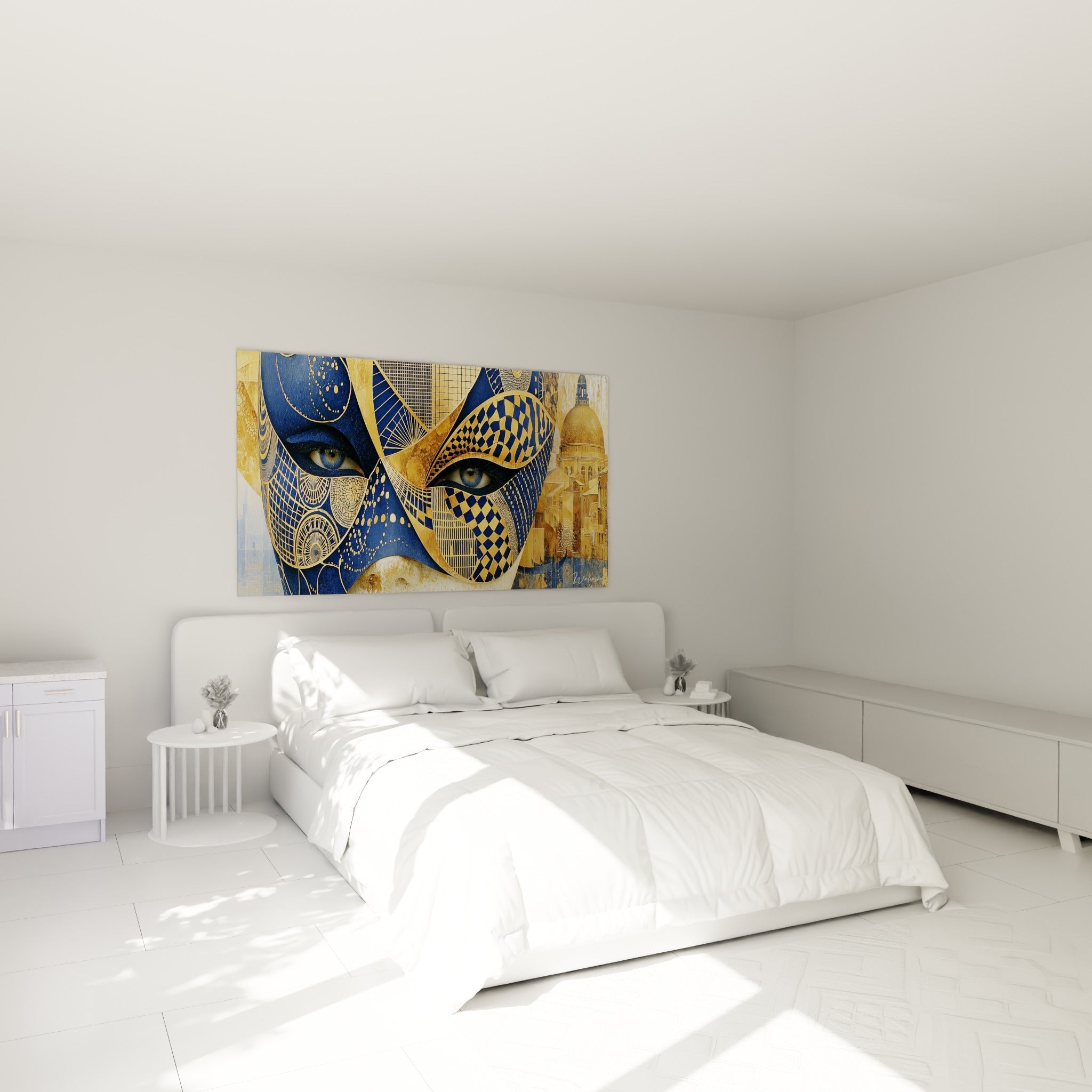 Yeux bleus perçants sur masque vénitien doré et bleu marine, accroché au-dessus d'un lit dans une chambre claire