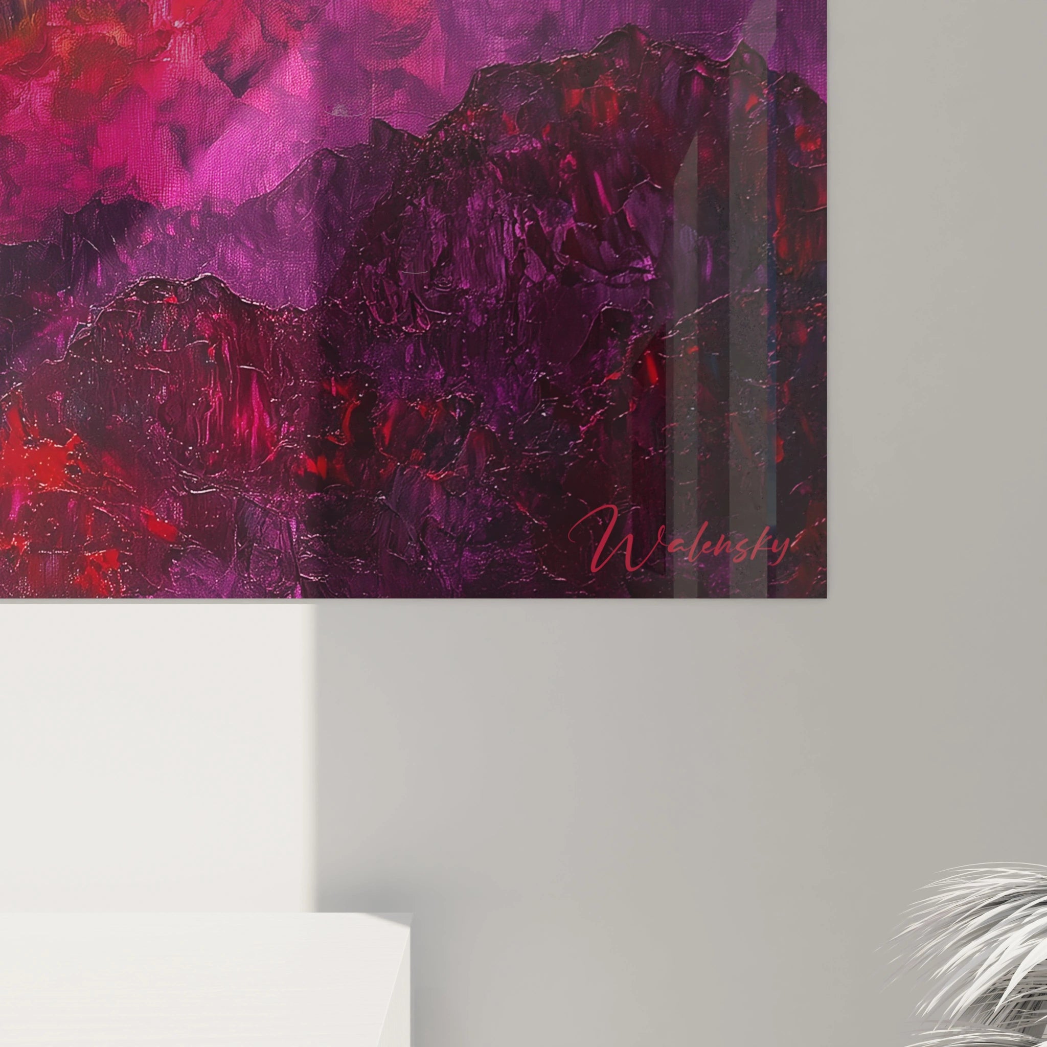 Tableau montagne panoramique aux couleurs expressionnistes, mélange de rouge cramoisi, orange safran et violet lavande, avec coups de couteau visibles créant texture tridimensionnelle.