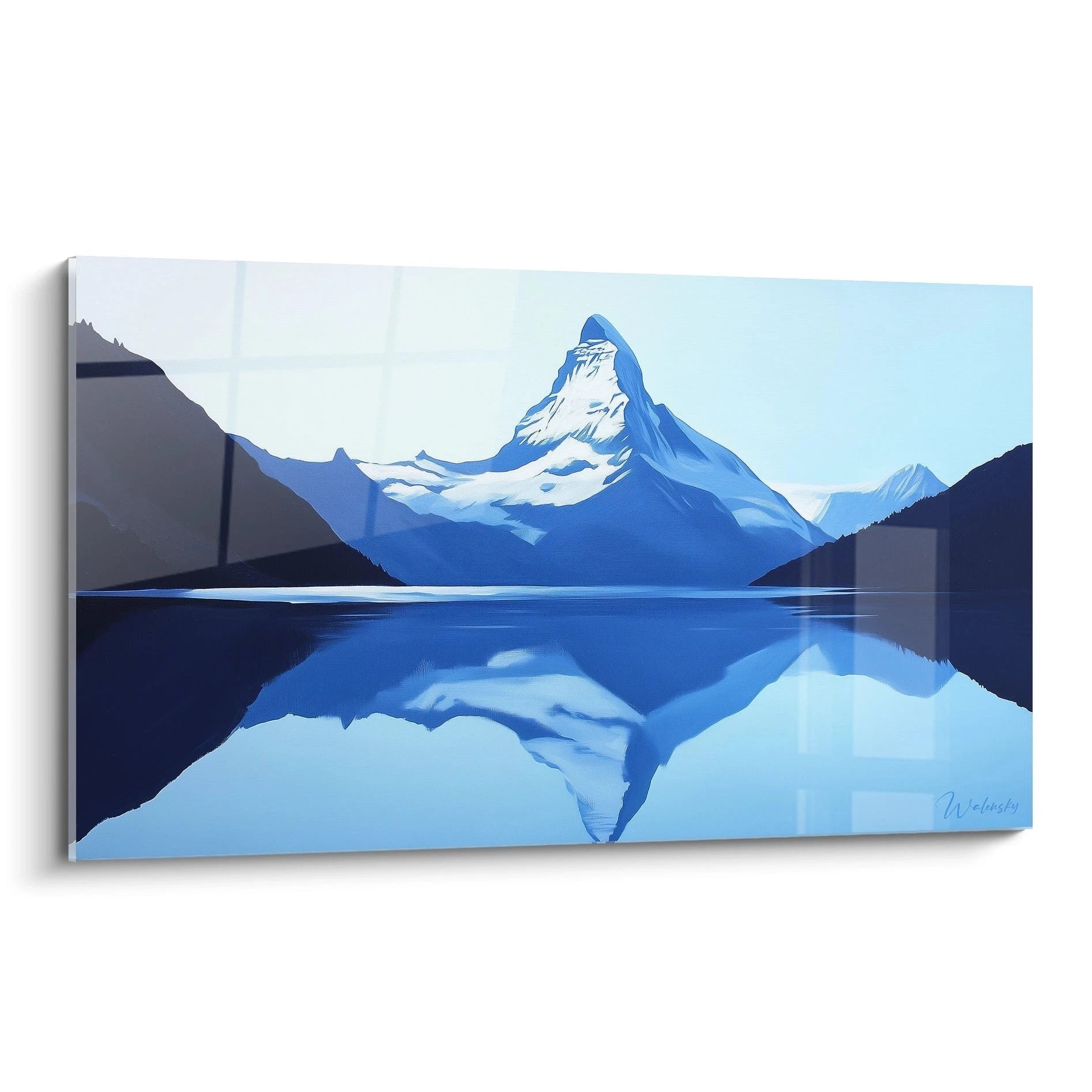 Un tableau montagne stylisé représentant un pic pyramidal enneigé avec des tons bleus dominants et un reflet miroir dans un lac calme au premier plan.