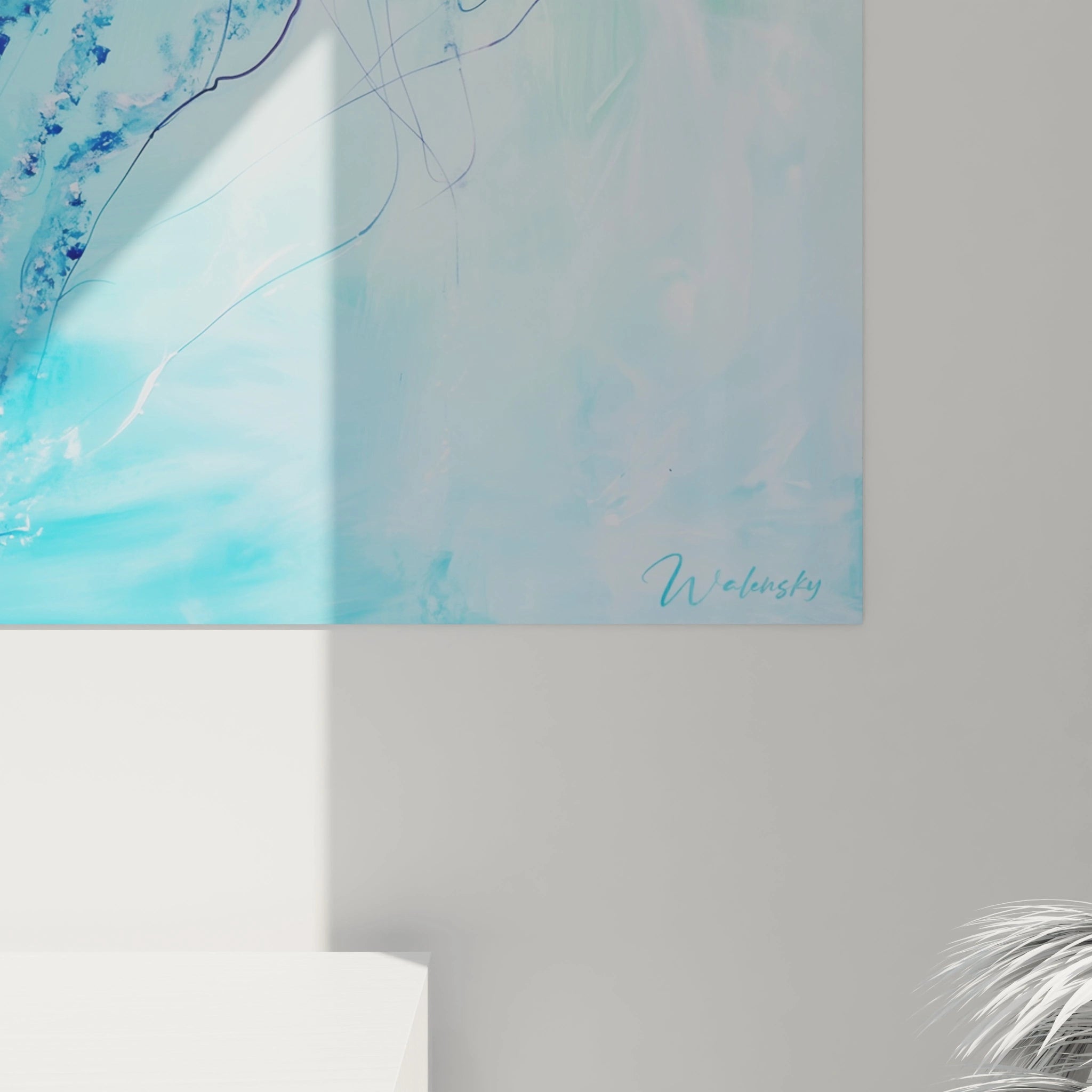 Tableau méduse Walensky aux nuances bleues et blanches suspendu sur un mur gris clair